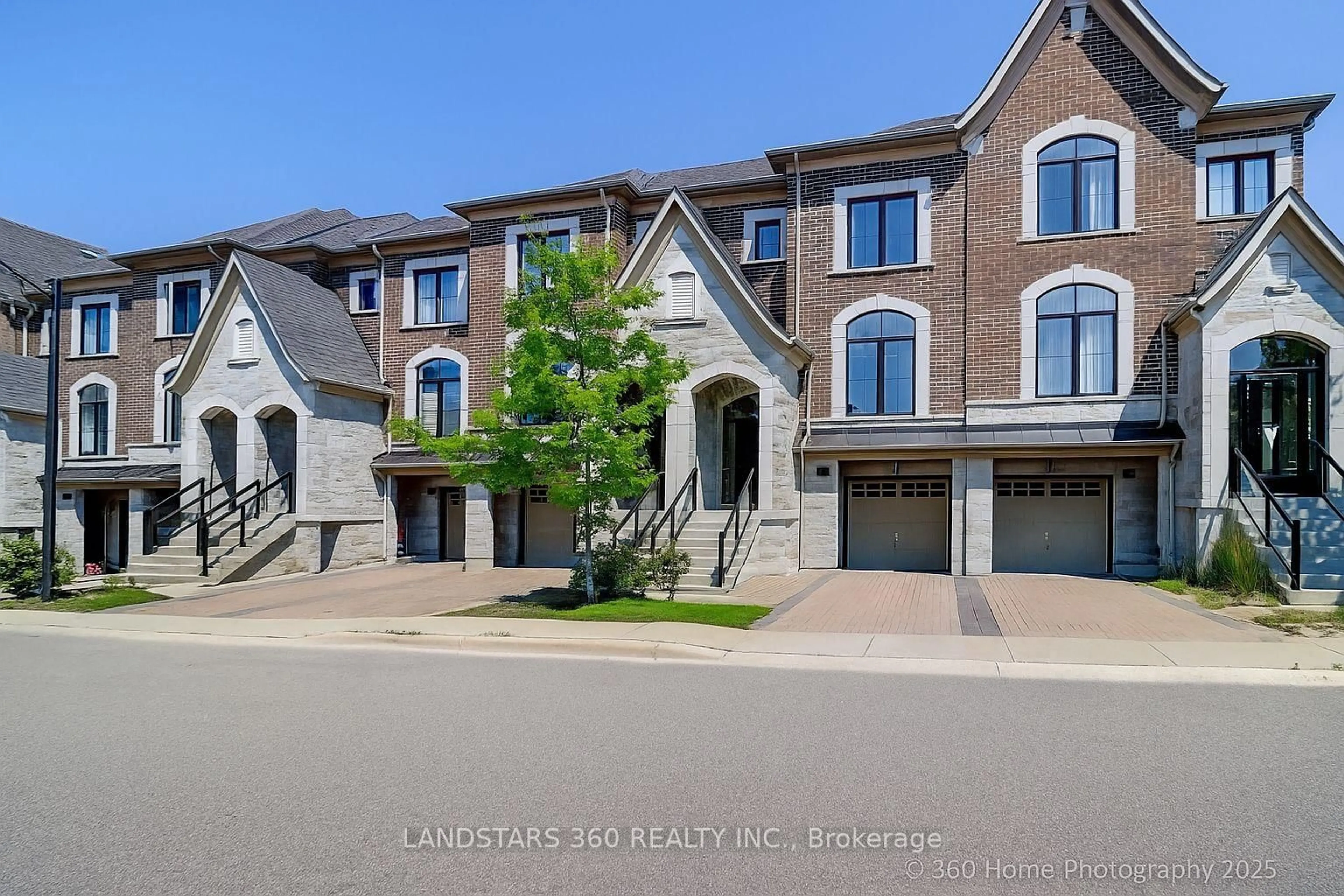 A pic from outside/outdoor area/front of a property/back of a property/a pic from drone, street for 27 Duncombe Lane, Richmond Hill Ontario L4C 1C2