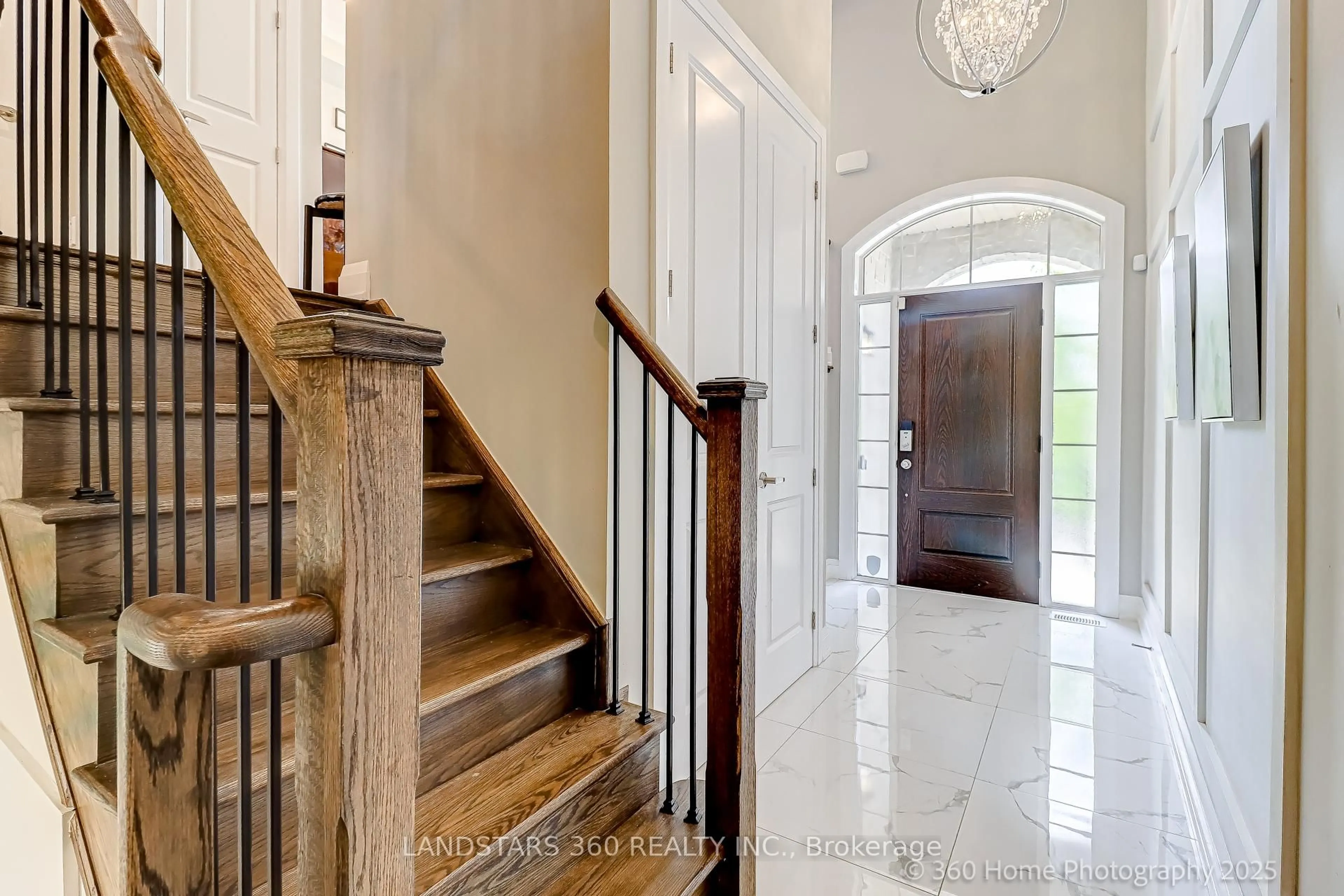 Indoor entryway for 27 Duncombe Lane, Richmond Hill Ontario L4C 1C2