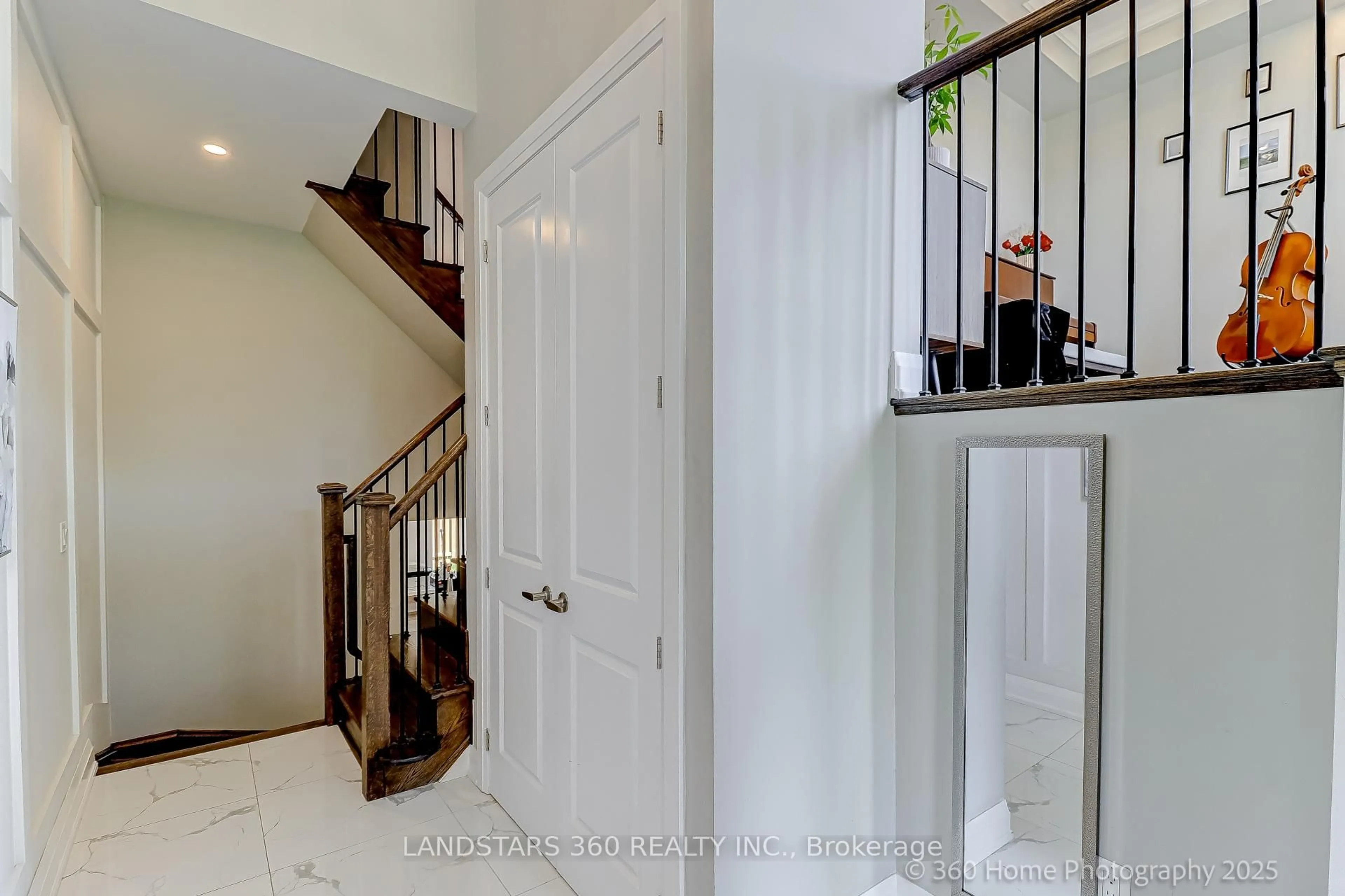 Indoor entryway for 27 Duncombe Lane, Richmond Hill Ontario L4C 1C2