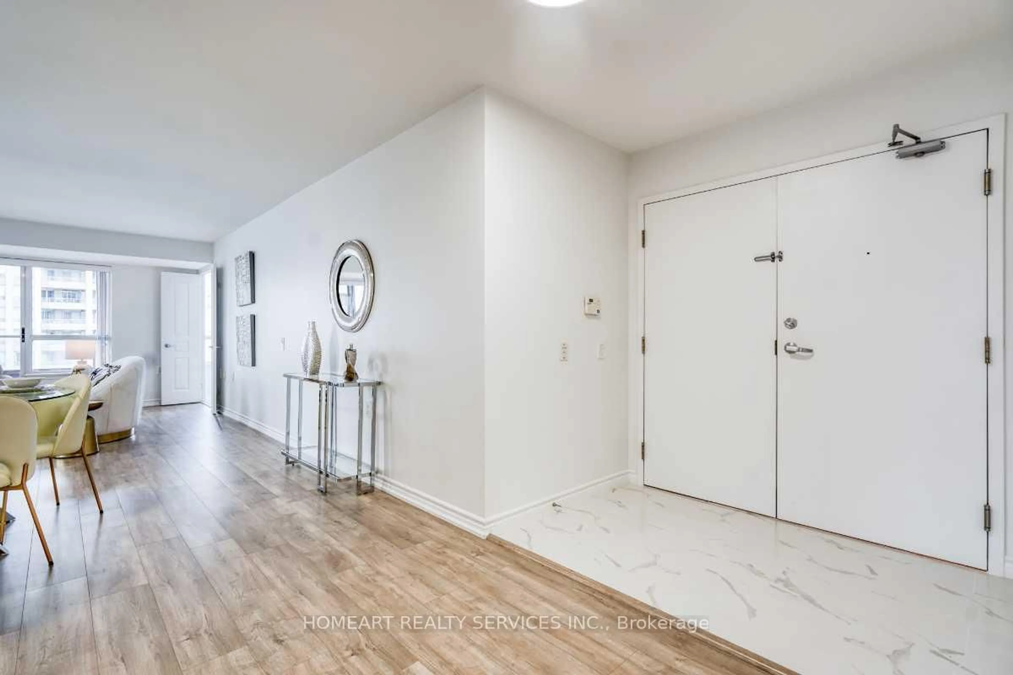 Indoor entryway for 9015 Leslie St #616, Richmond Hill Ontario L4B 4J8