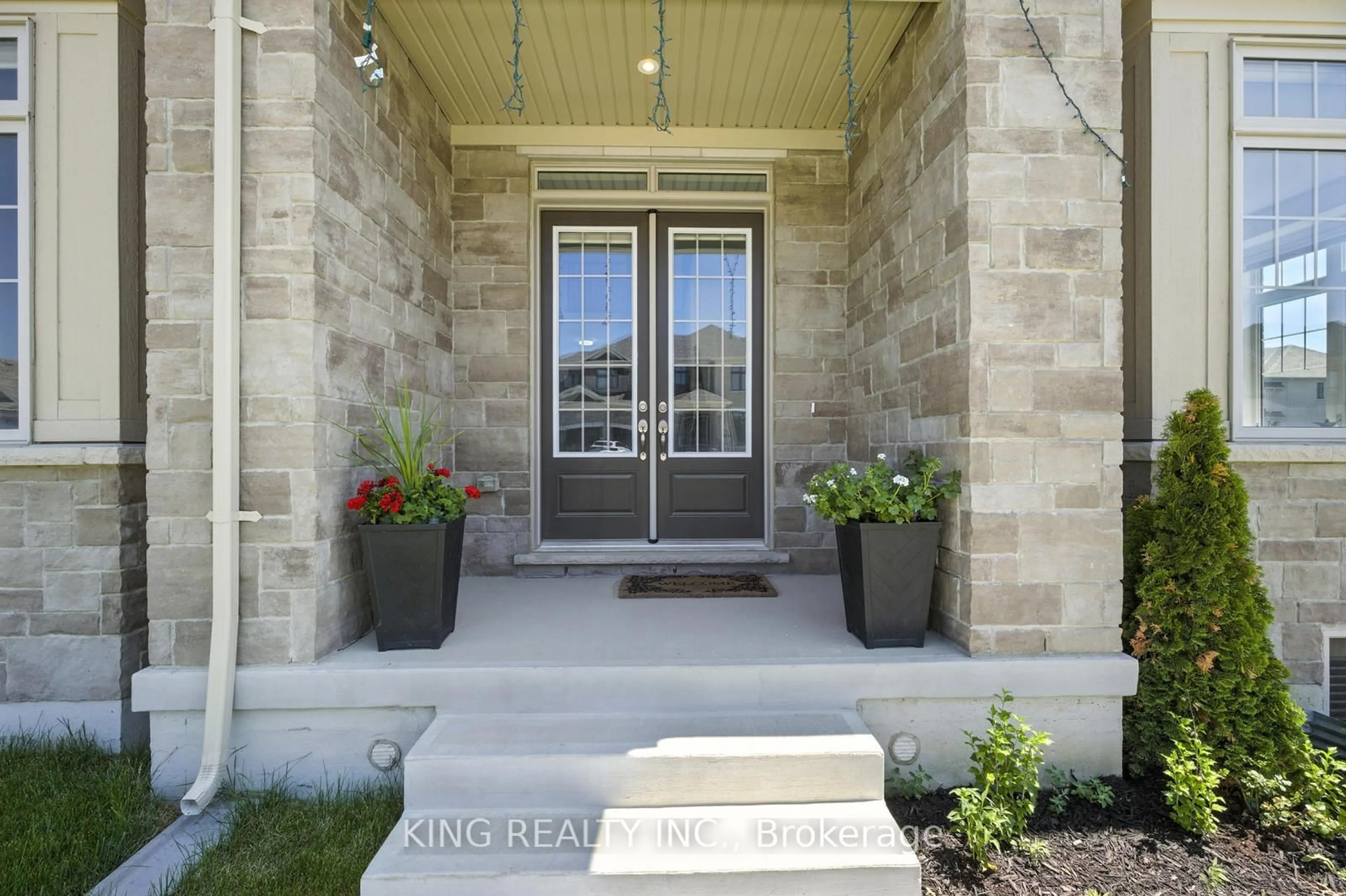 Indoor entryway for 2 Emerald Grve, Adjala-Tosorontio Ontario L0G 1W0