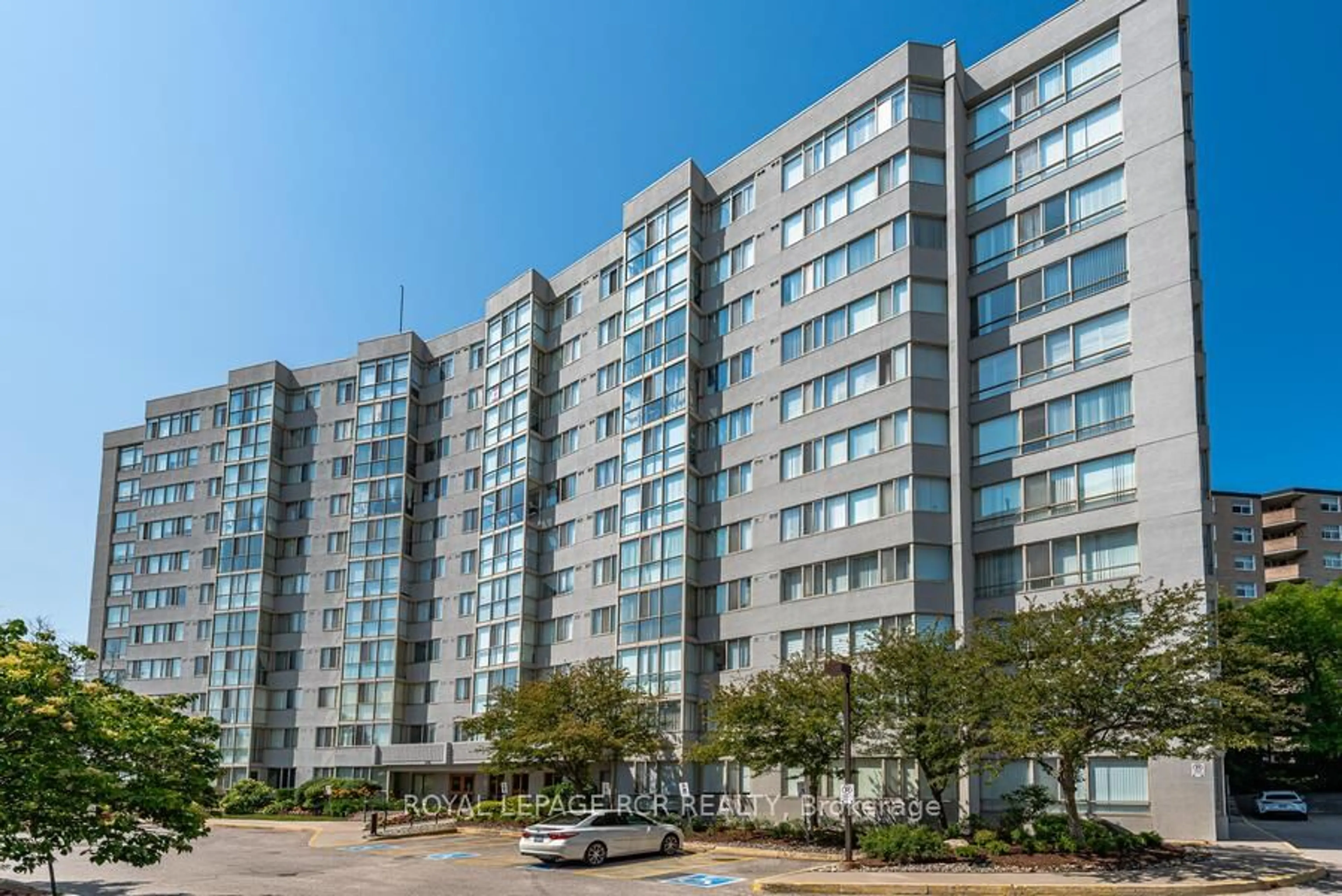 Patio, building for 270 Davis Dr #901, Newmarket Ontario L3Y 8K2