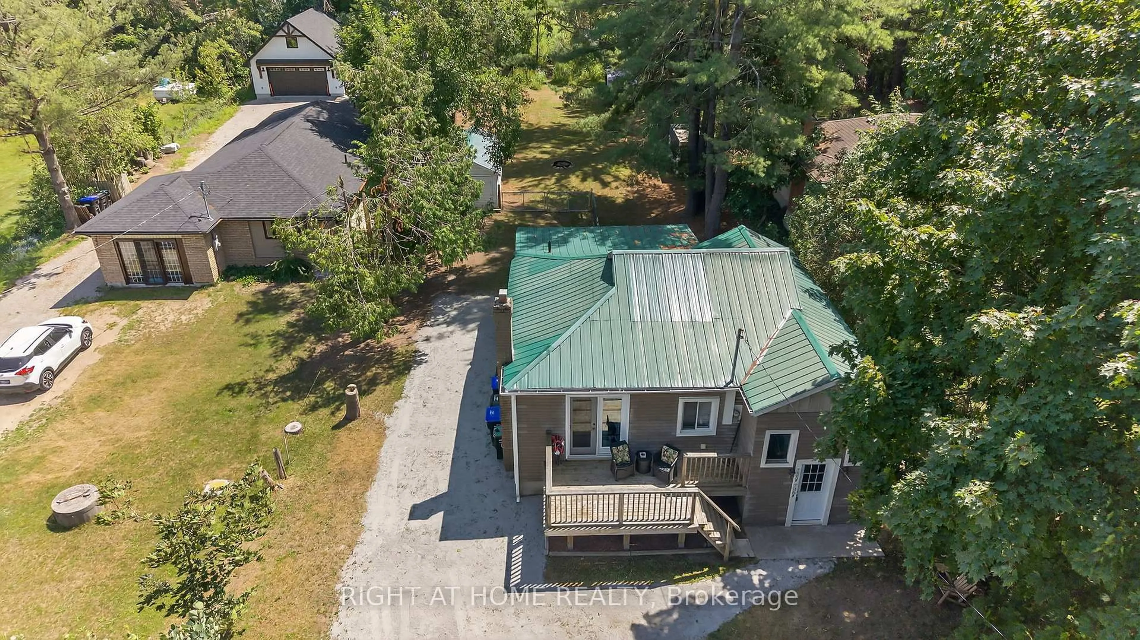 A pic from outside/outdoor area/front of a property/back of a property/a pic from drone, unknown for 735 Pinegrove Ave, Innisfil Ontario L9S 2K3