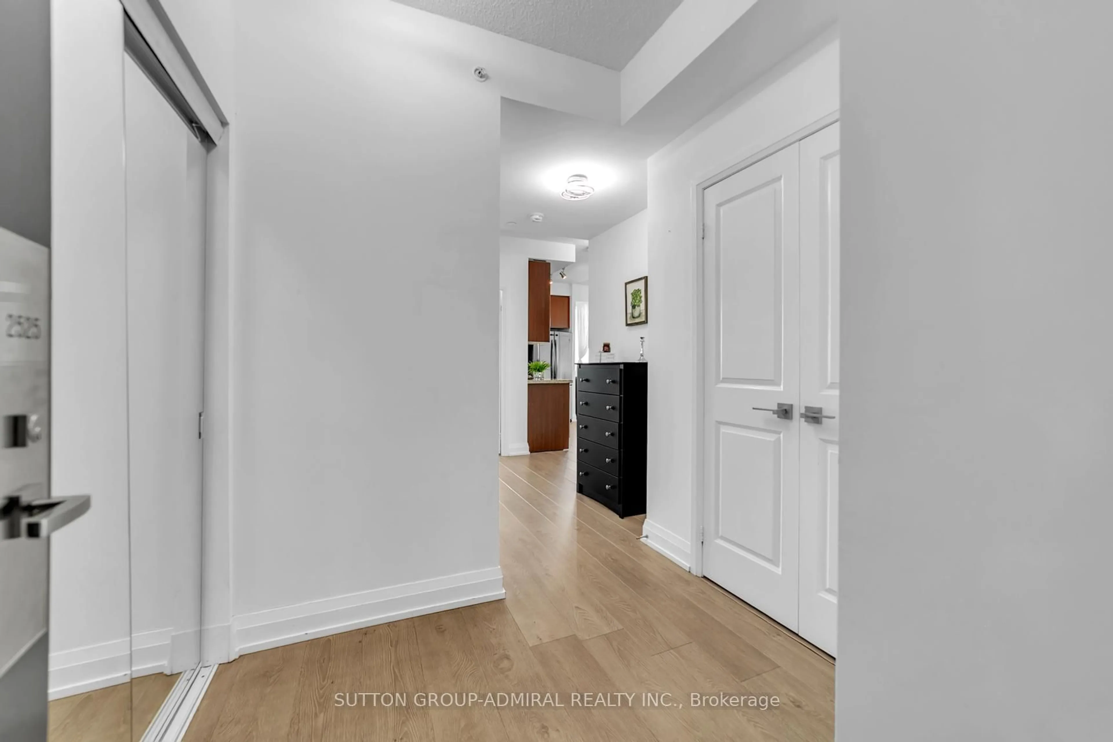 Indoor entryway for 7161 Yonge St #2525, Markham Ontario L3T 0C8