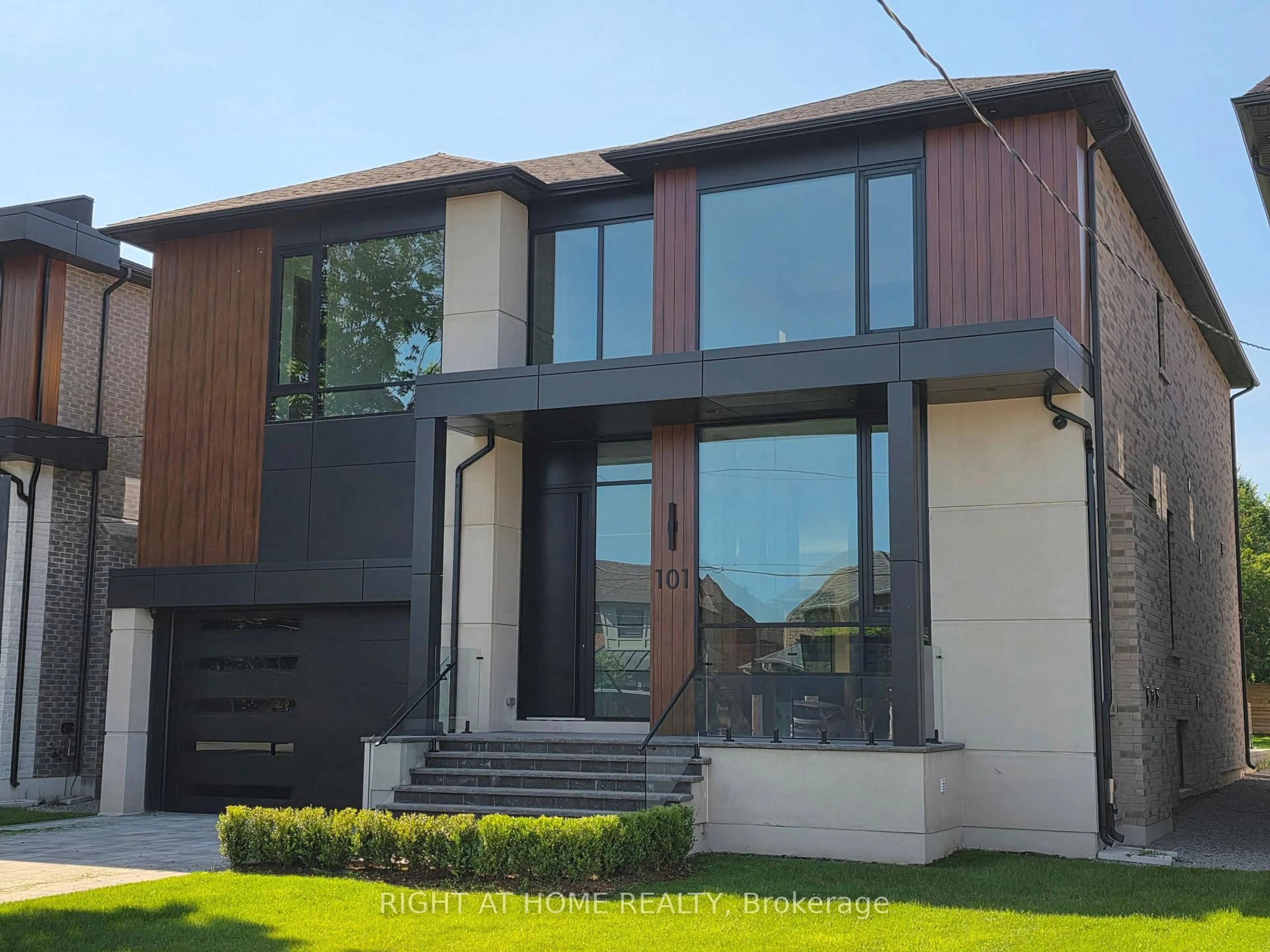 Home with vinyl exterior material, street for 101 Douglas Rd, Richmond Hill Ontario L4E 3H1
