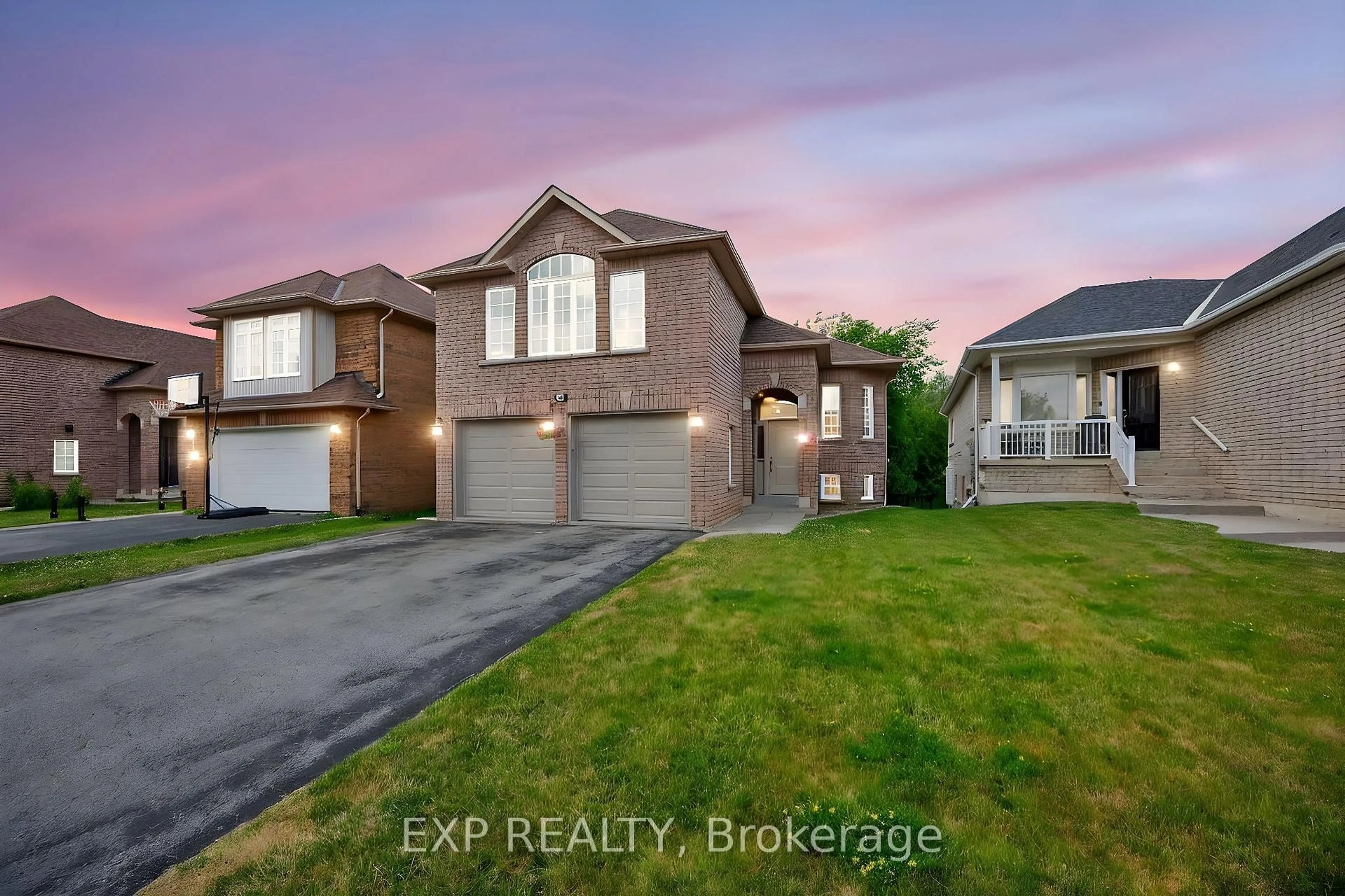 A pic from outside/outdoor area/front of a property/back of a property/a pic from drone, street for 26 Woodhaven Cres, Richmond Hill Ontario L4E 3T1