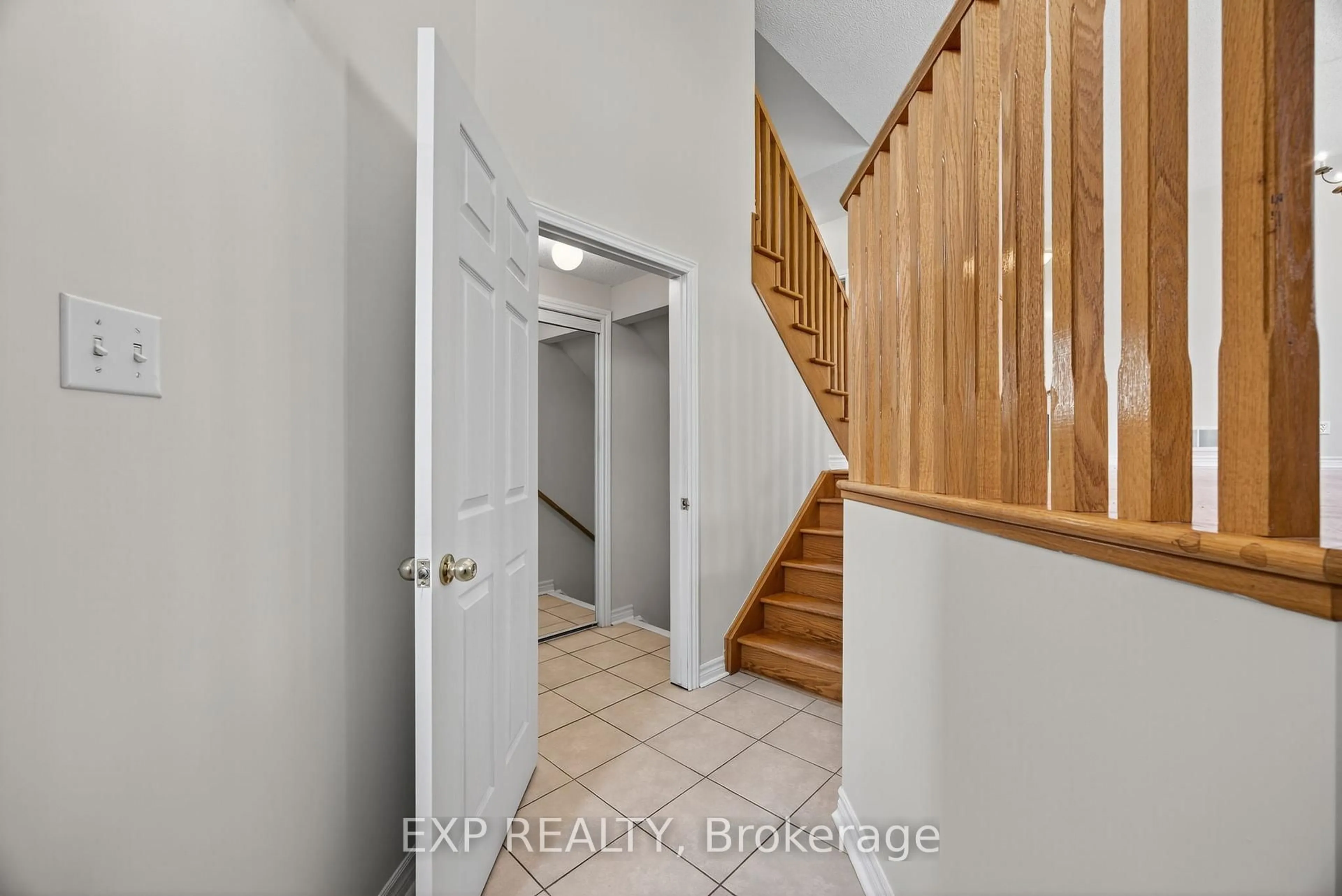 Indoor entryway for 26 Woodhaven Cres, Richmond Hill Ontario L4E 3T1