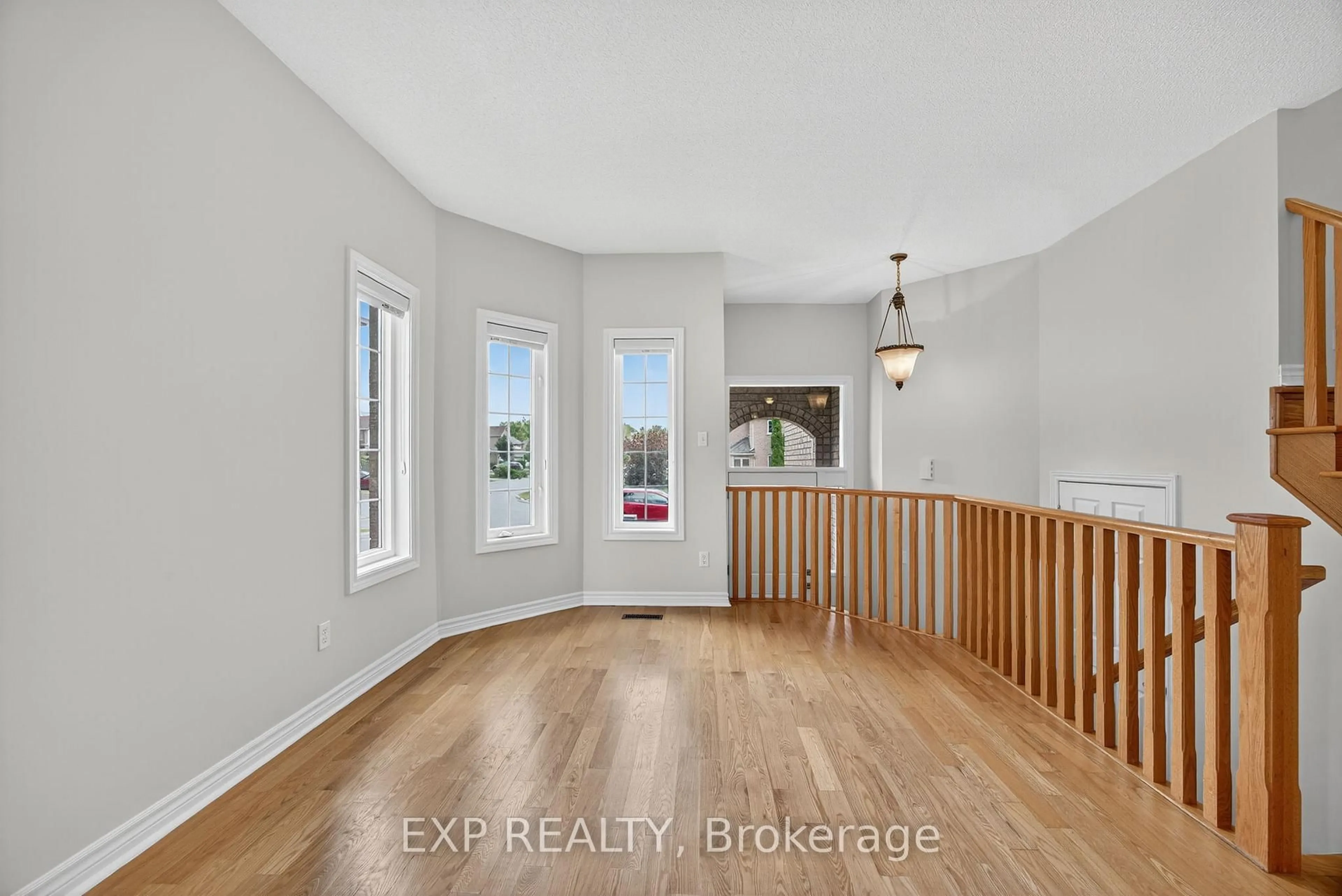Indoor entryway for 26 Woodhaven Cres, Richmond Hill Ontario L4E 3T1