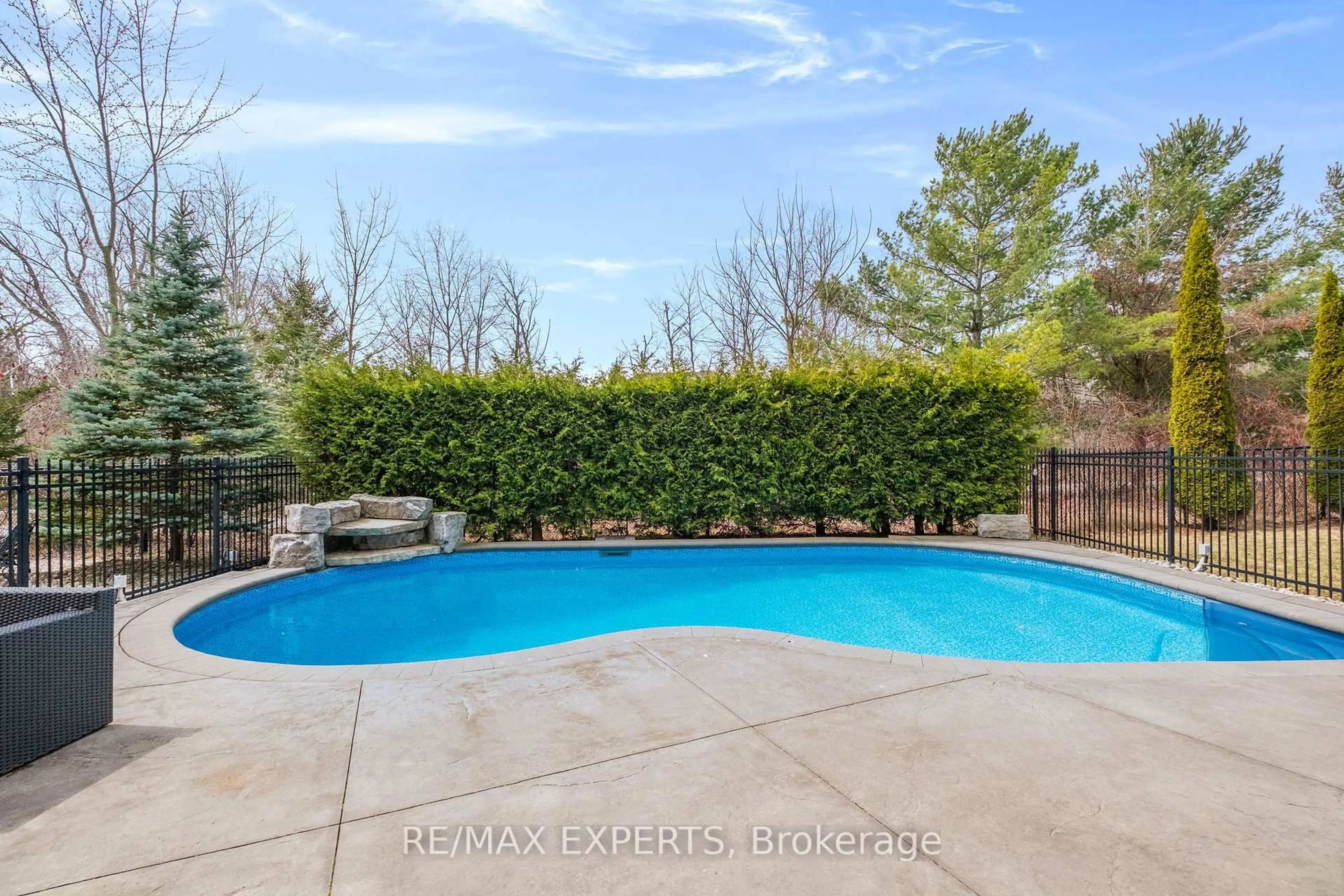 Pool for 228 Sawmill Valley Dr, Newmarket Ontario L3X 2W1