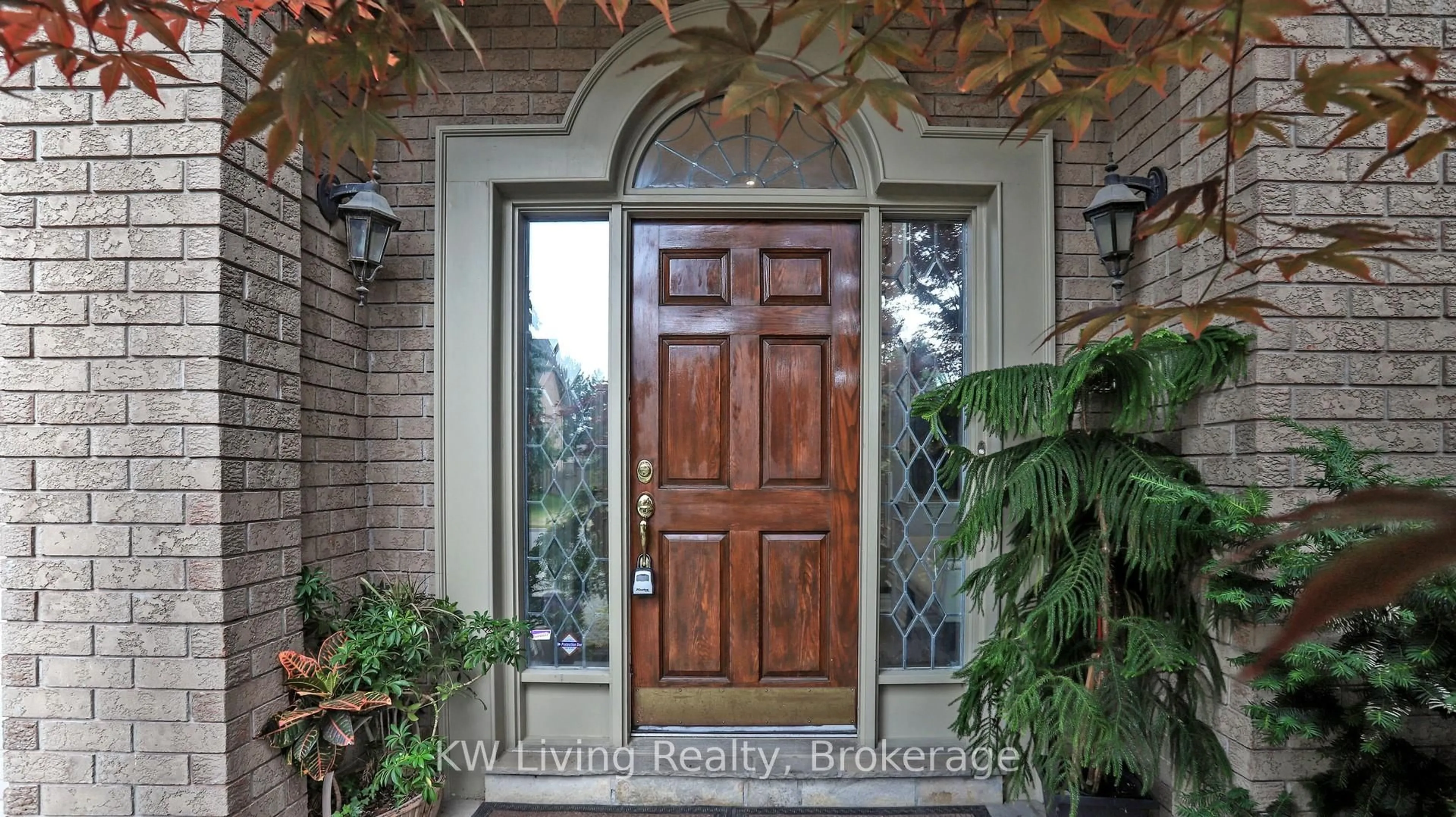 Indoor entryway for 14 Killarney St, Richmond Hill Ontario L4B 3G4