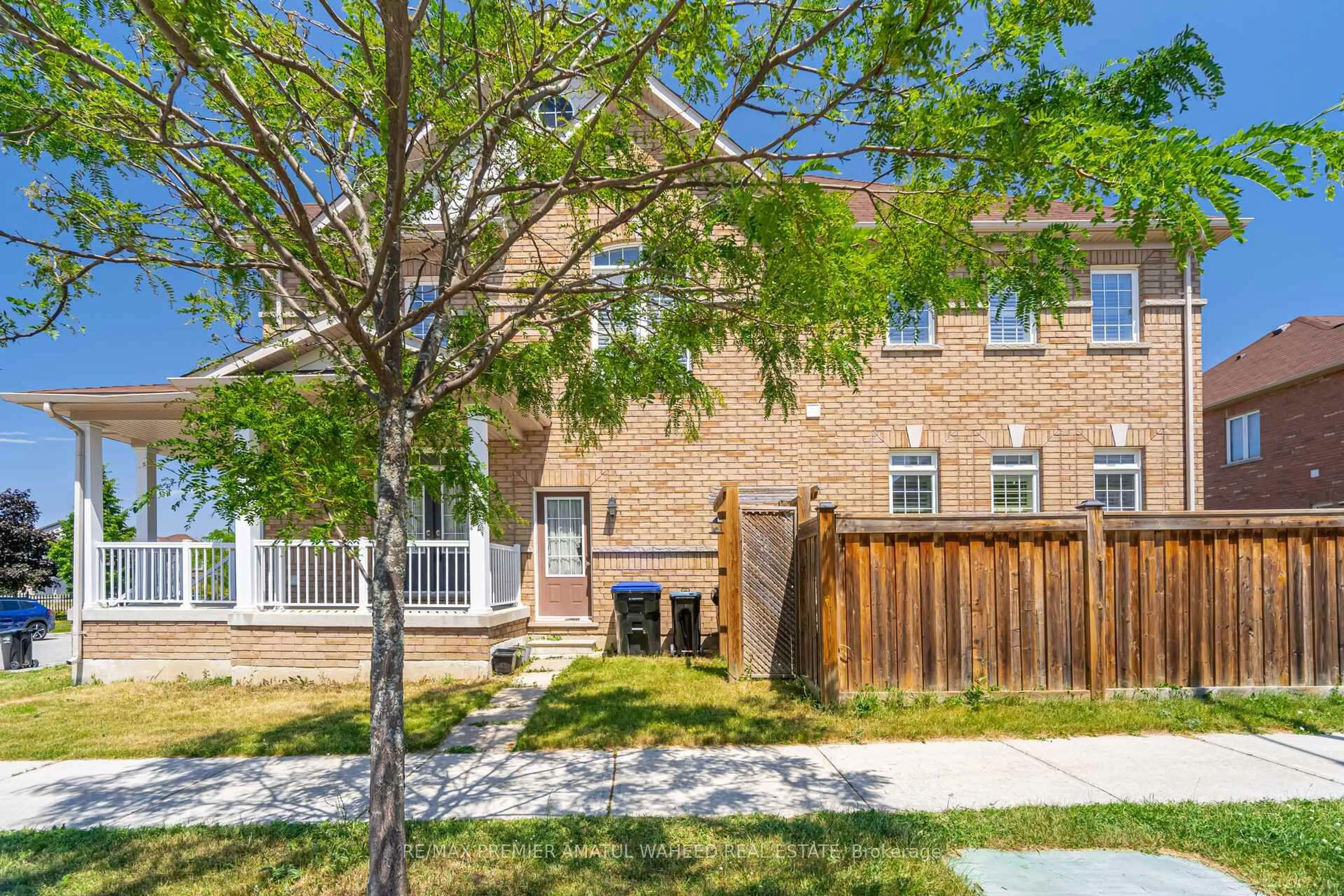A pic from outside/outdoor area/front of a property/back of a property/a pic from drone, street for 32 Luisa St, Bradford West Gwillimbury Ontario L3Z 0P2