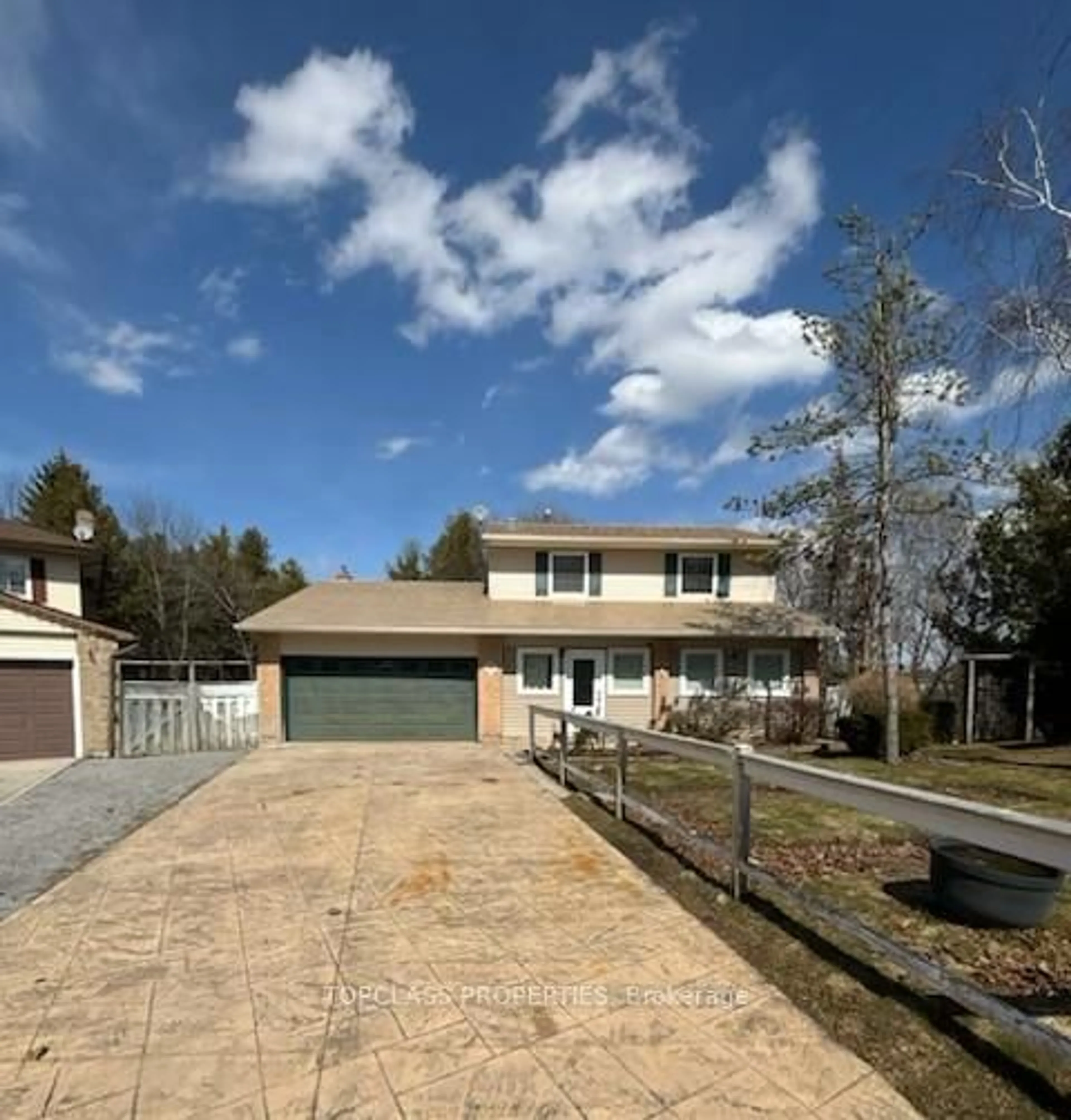 Home with vinyl exterior material, street for 3 Royal Oak Rd, East Gwillimbury Ontario L0G 1M0