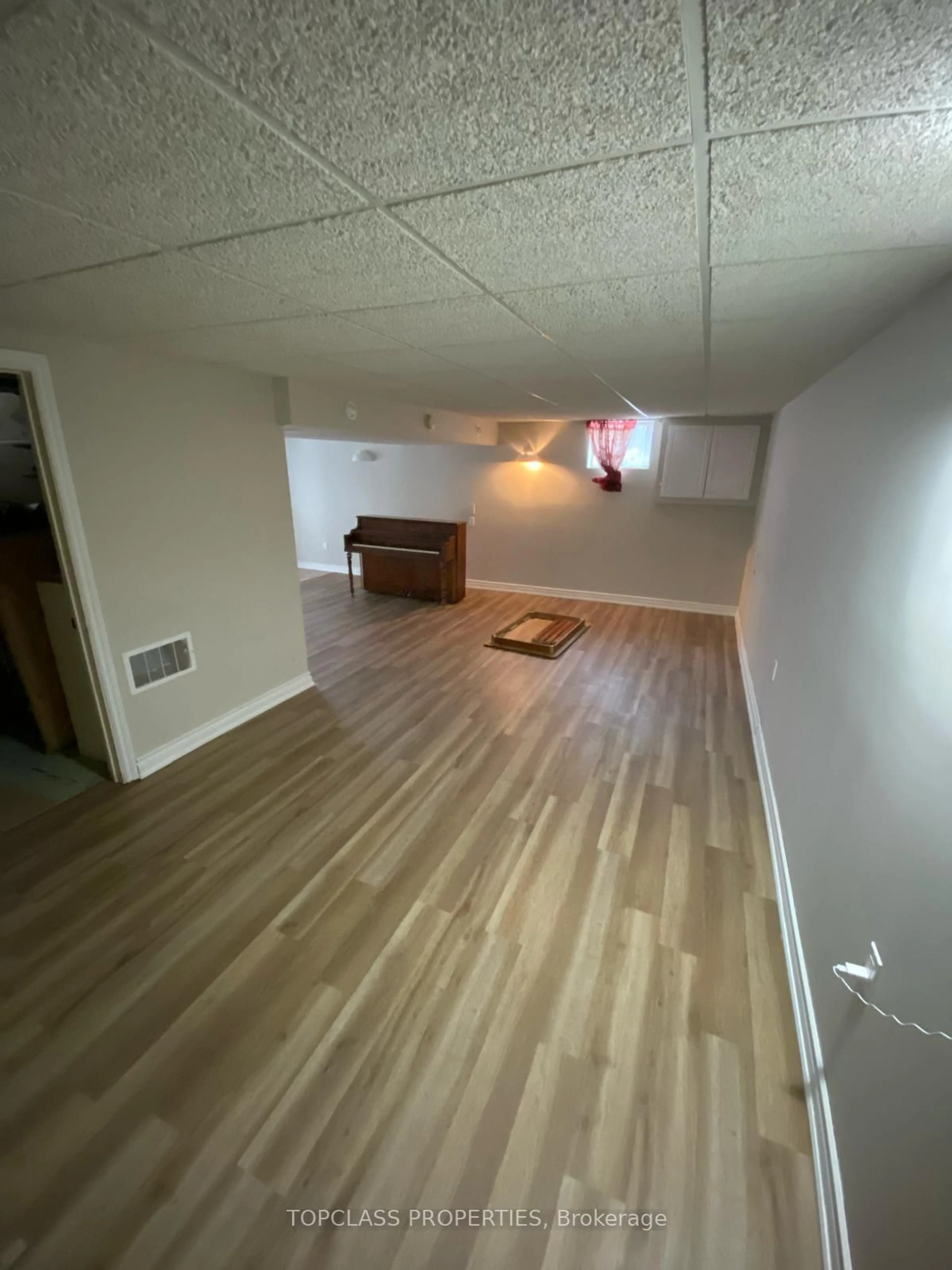 A pic of a room for 3 Royal Oak Rd, East Gwillimbury Ontario L0G 1M0