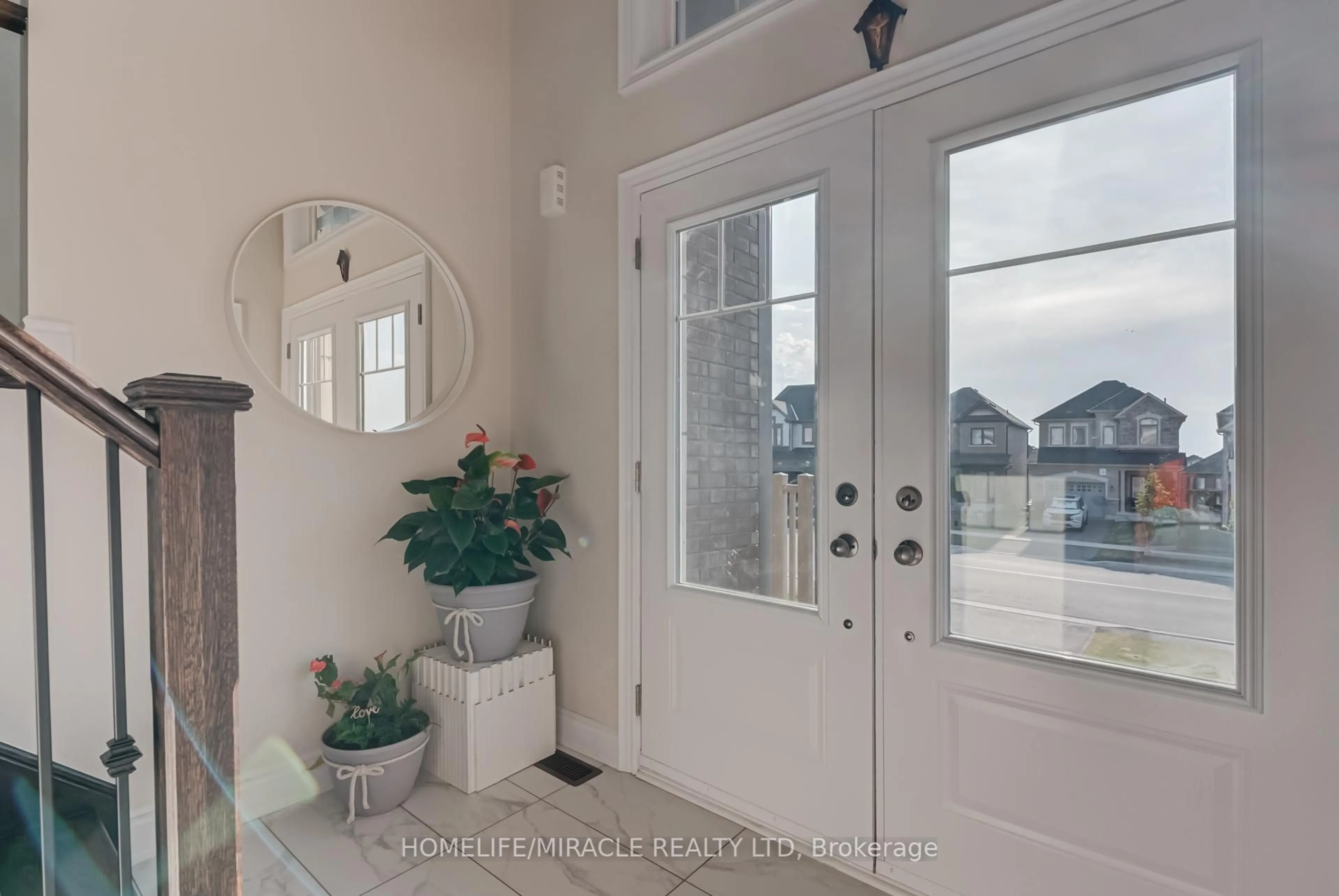 Indoor entryway for 121 Kennedy Blvd, New Tecumseth Ontario L9R 0V9