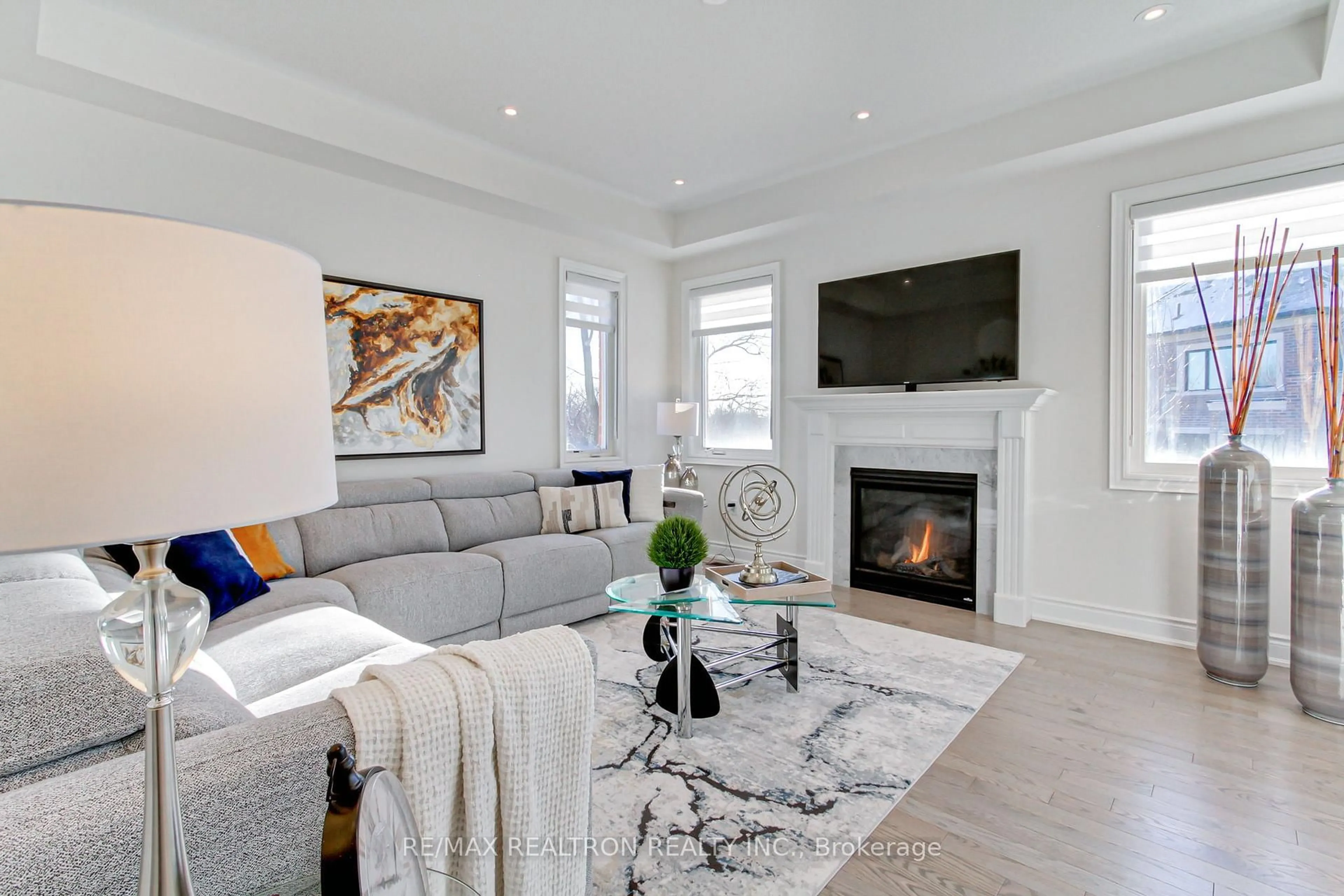 Living room with furniture, unknown for 127 Steam Whistle Dr, Whitchurch-Stouffville Ontario L4A 4X5