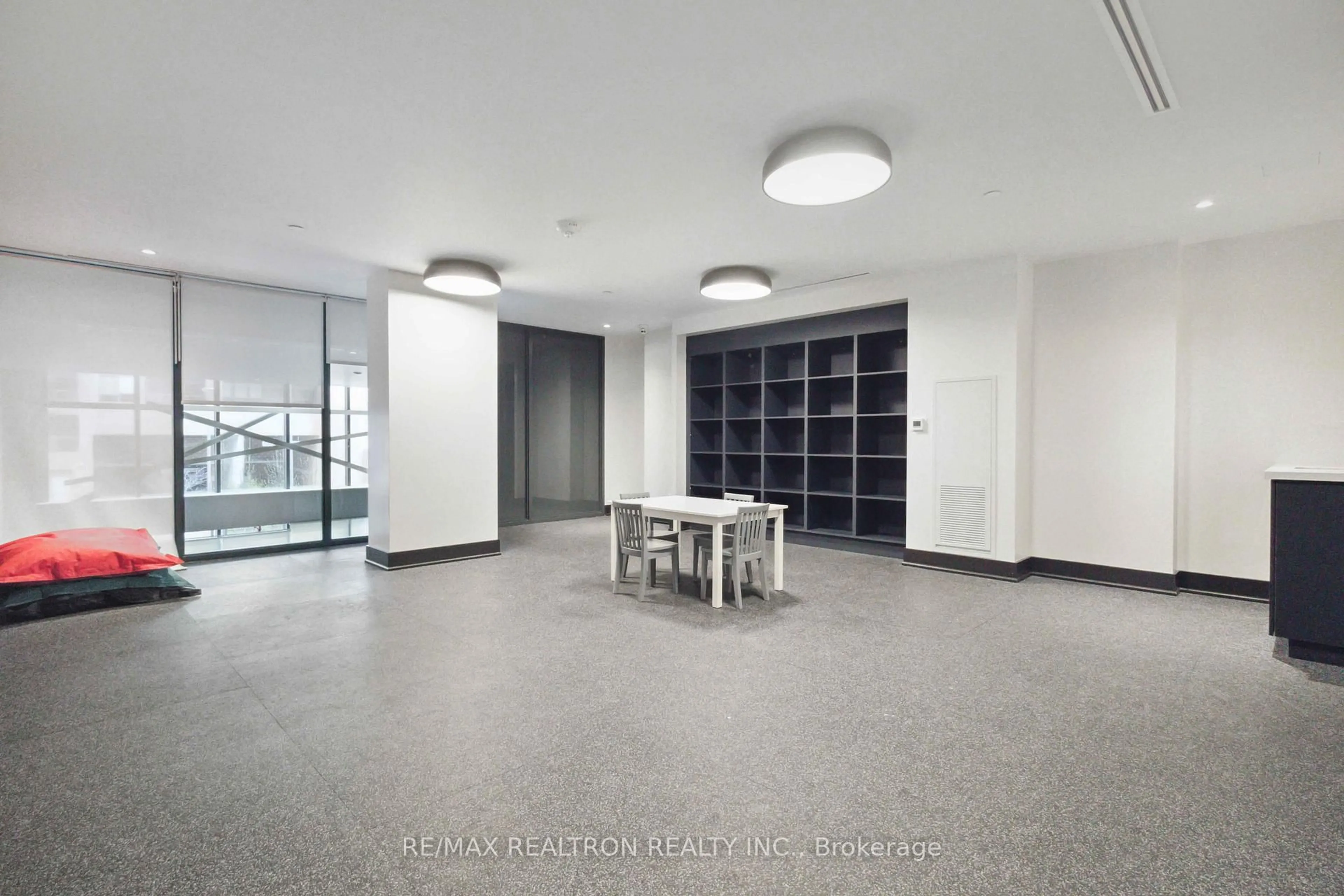 Indoor foyer for 185 Deerfield Rd #315, Newmarket Ontario L3Y 0G7