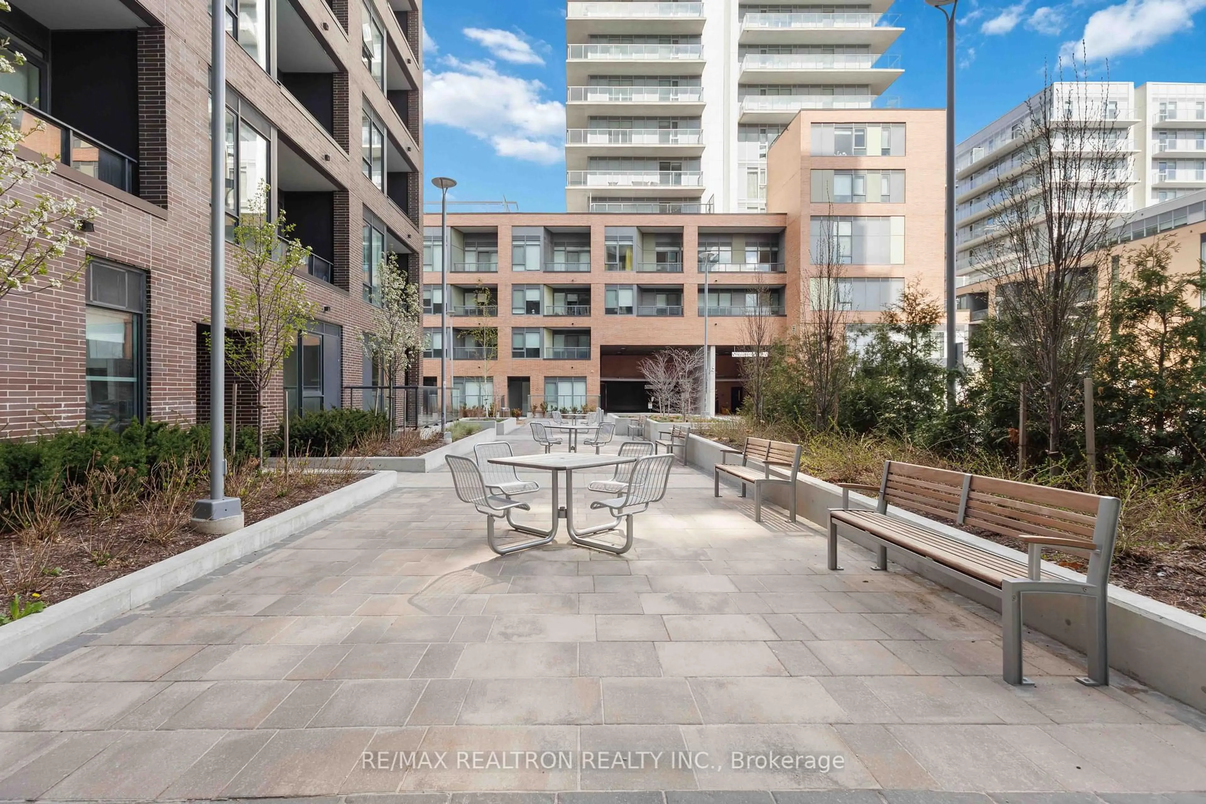 Patio, street for 185 Deerfield Rd #315, Newmarket Ontario L3Y 0G7