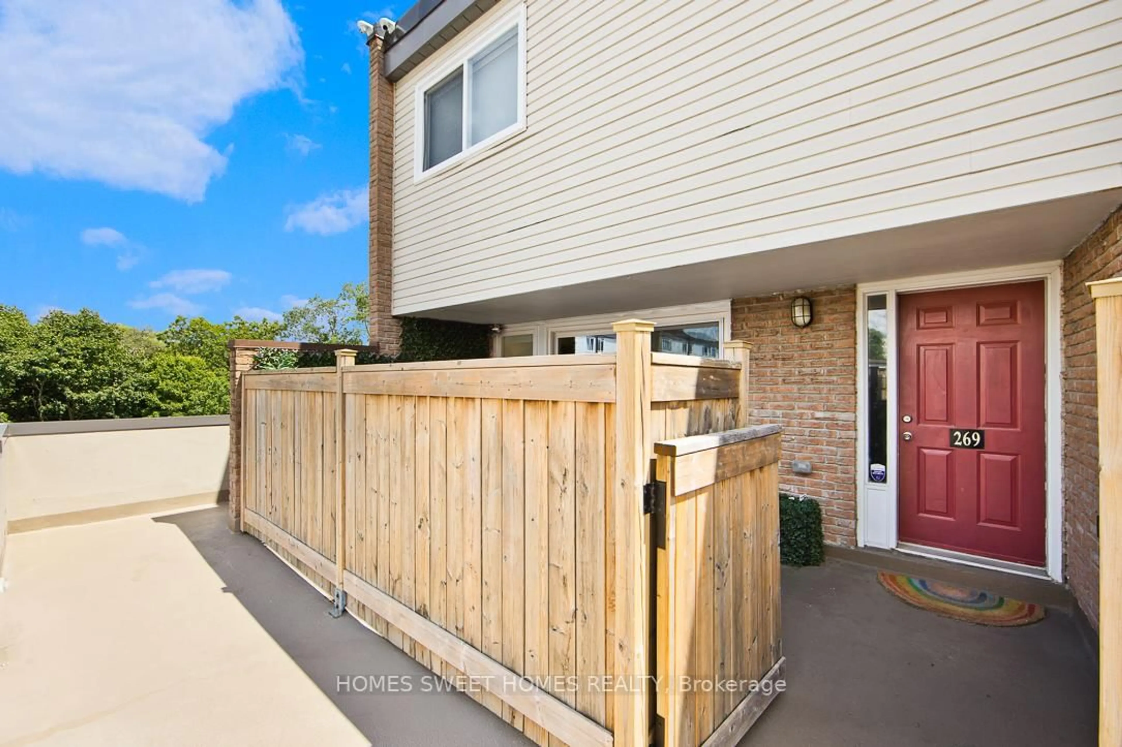 Patio, street for 269 Milestone Cres, Aurora Ontario L4G 3M2