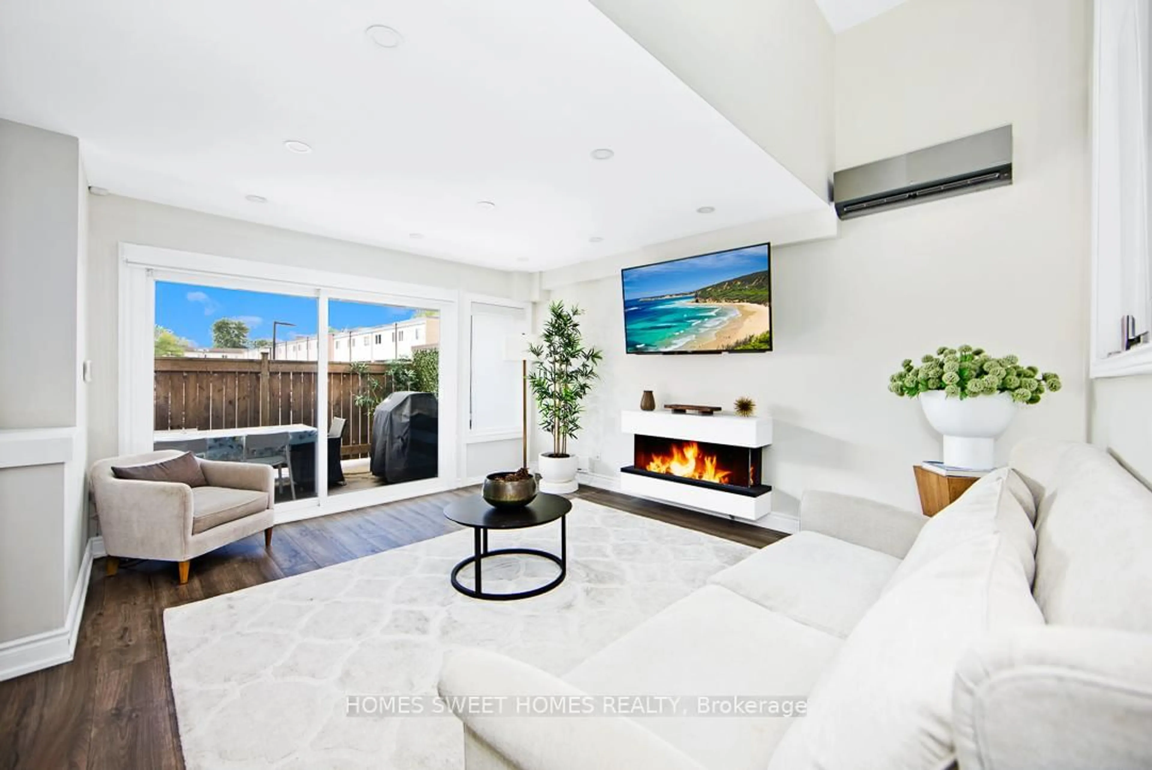 Living room with furniture, ceramic/tile floor for 269 Milestone Cres, Aurora Ontario L4G 3M2