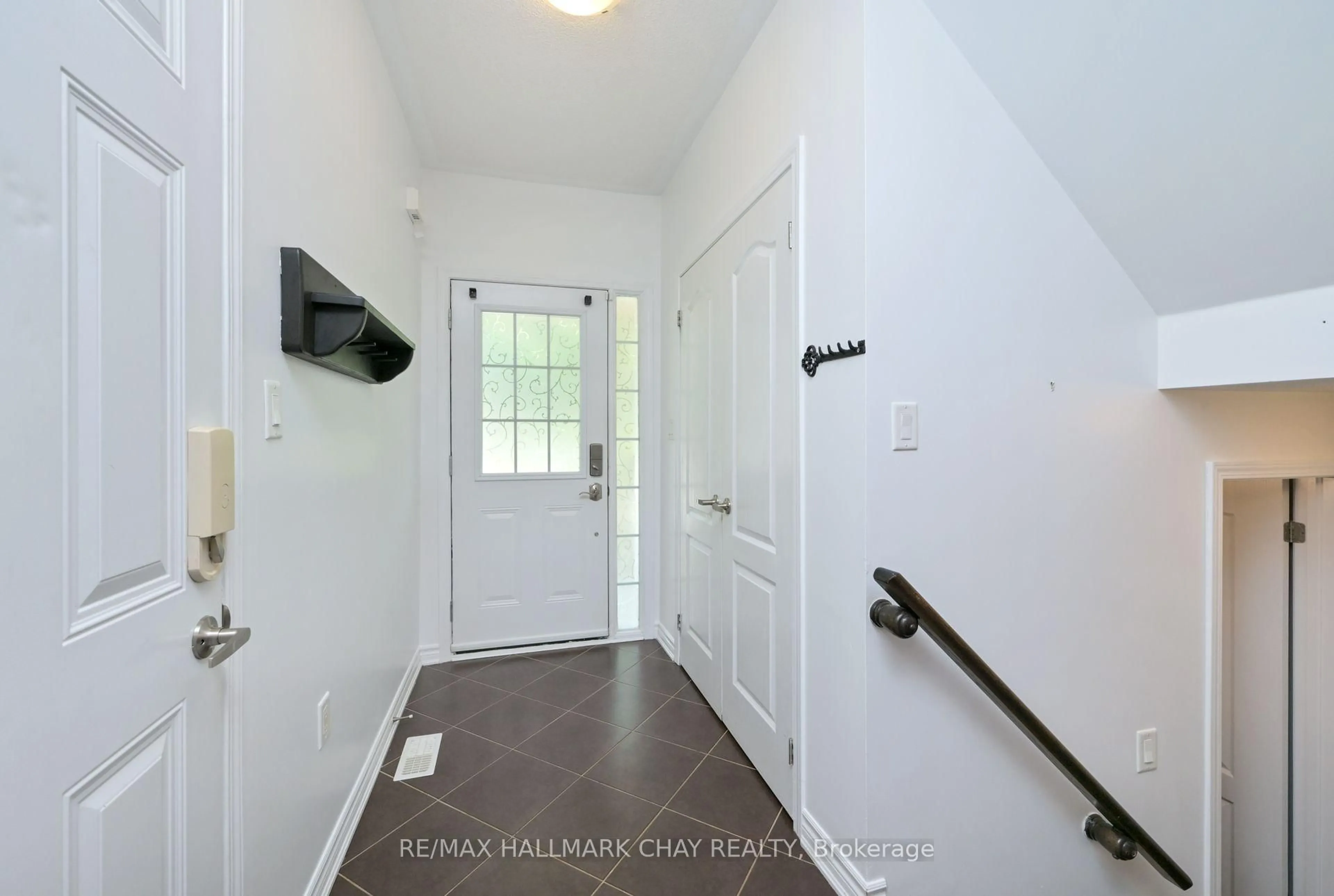 Indoor entryway for 8 Riley Rd, New Tecumseth Ontario L9R 0E7