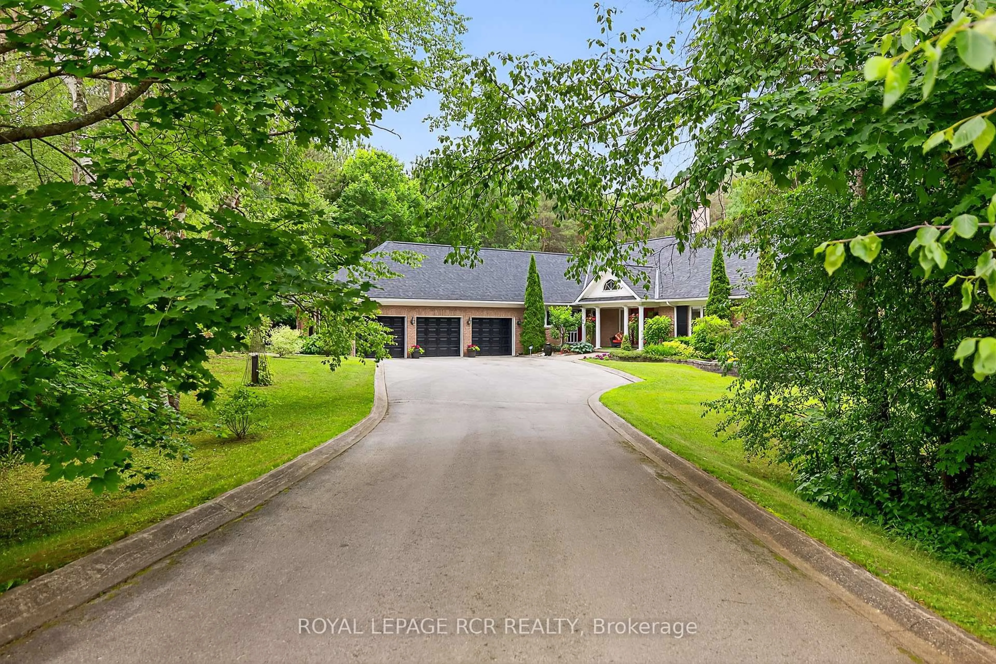 A pic from outside/outdoor area/front of a property/back of a property/a pic from drone, street for 11 Foxfire Chse, Uxbridge Ontario L9P 0L1