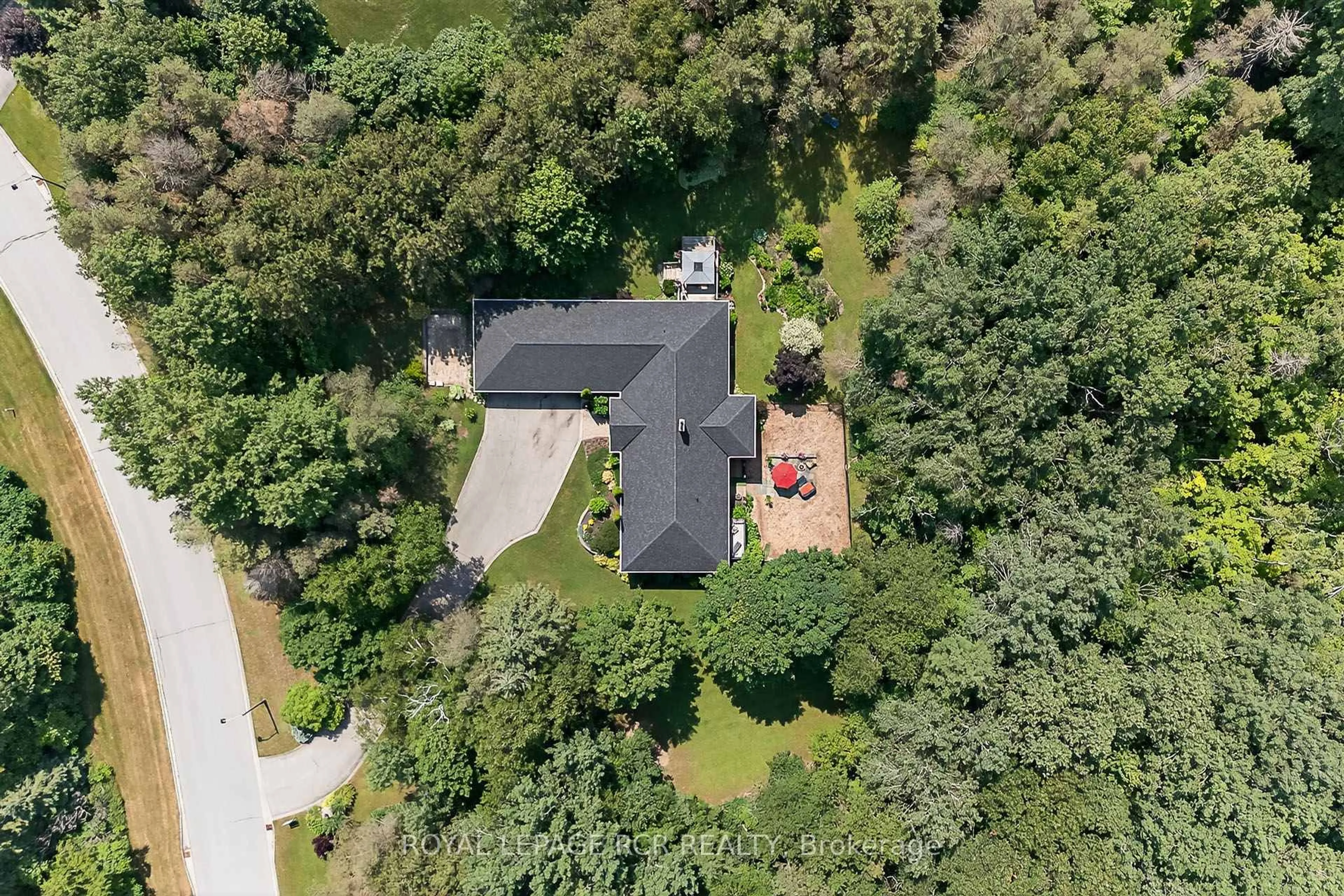 A pic from outside/outdoor area/front of a property/back of a property/a pic from drone, unknown for 11 Foxfire Chse, Uxbridge Ontario L9P 0L1