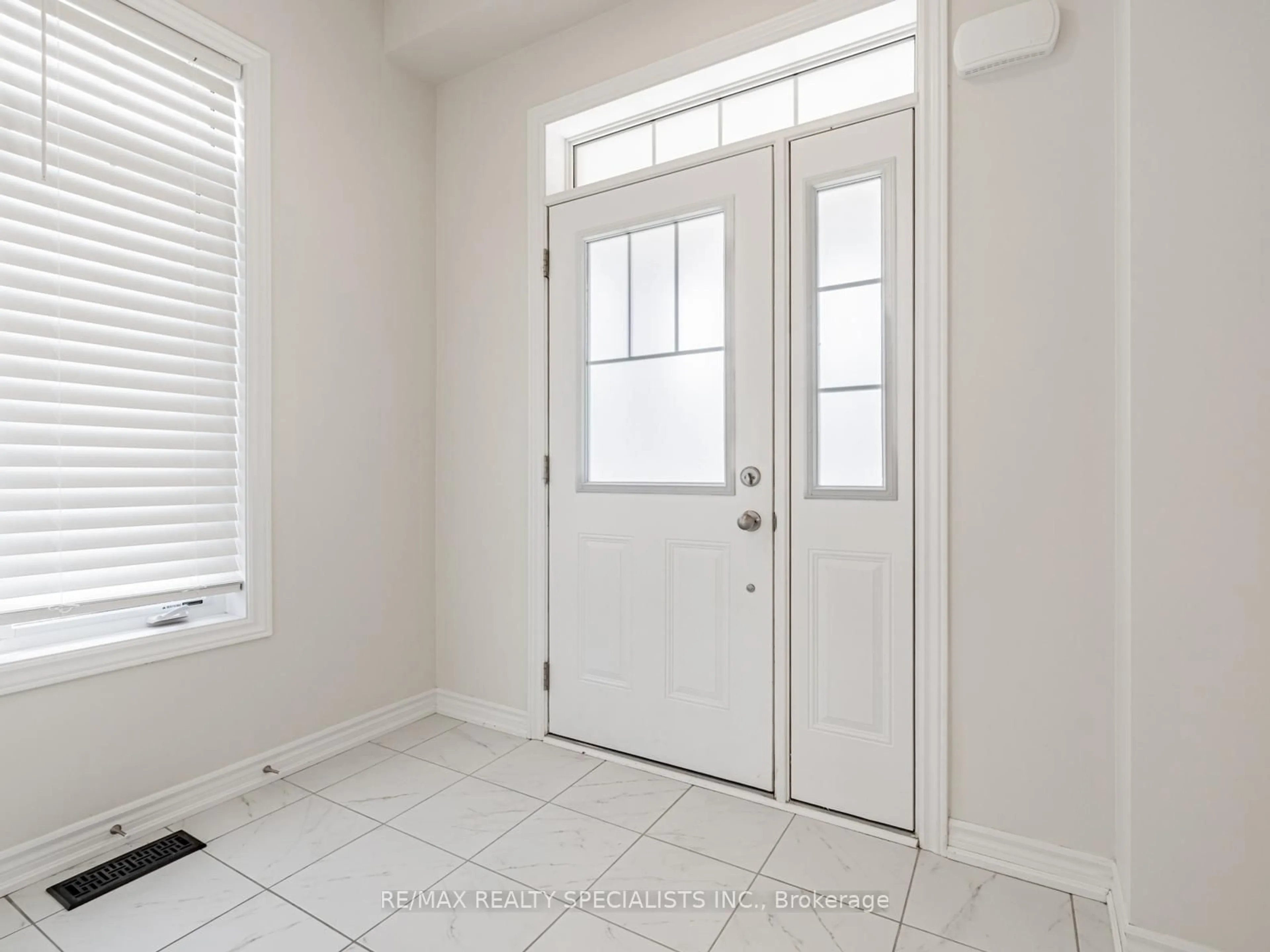 Indoor entryway for 68 Ferragine Cres, Bradford West Gwillimbury Ontario L3Z 4K2