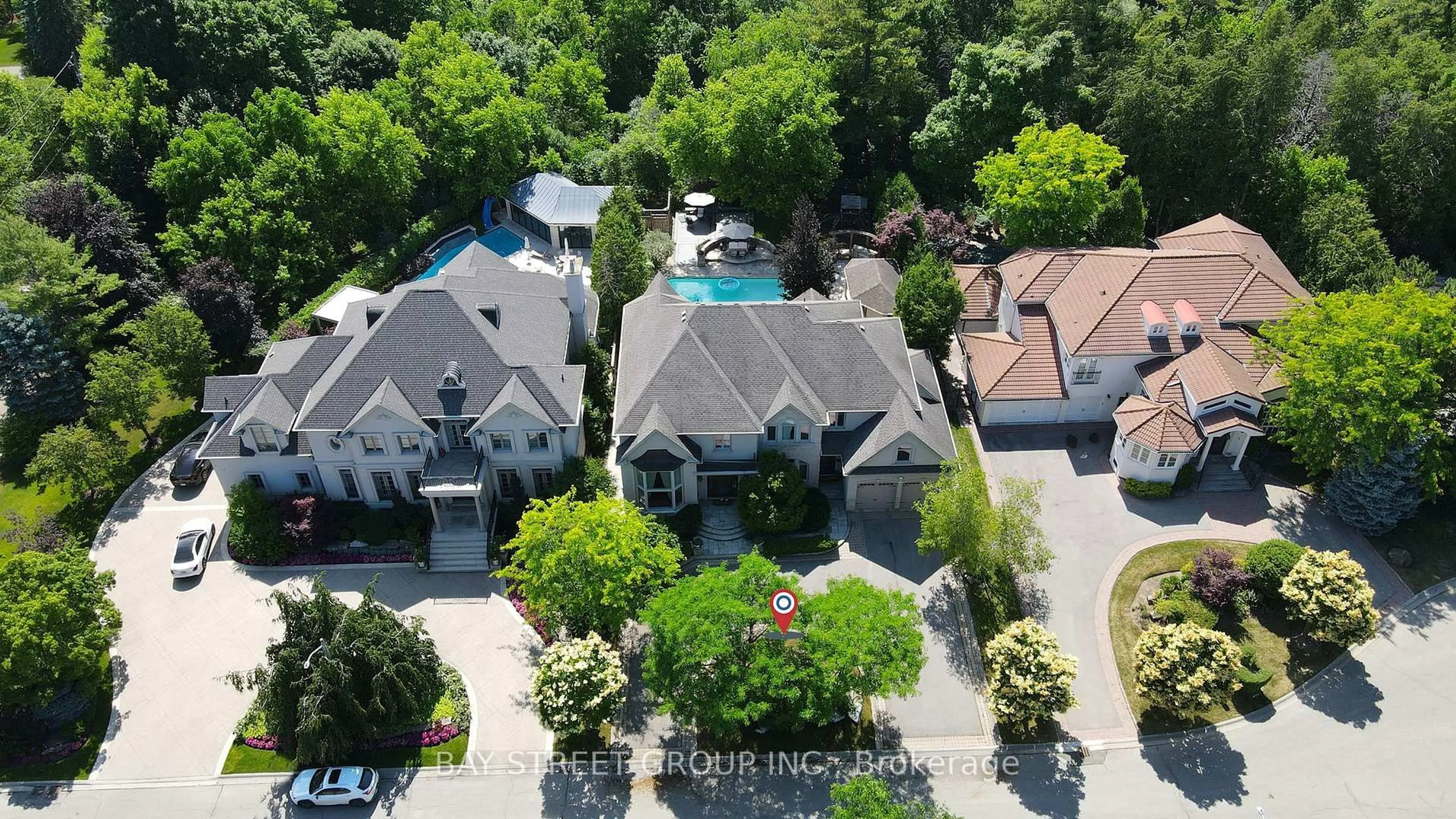 A pic from outside/outdoor area/front of a property/back of a property/a pic from drone, street for 29 Pebblelane Crt, Richmond Hill Ontario L4C 6X2