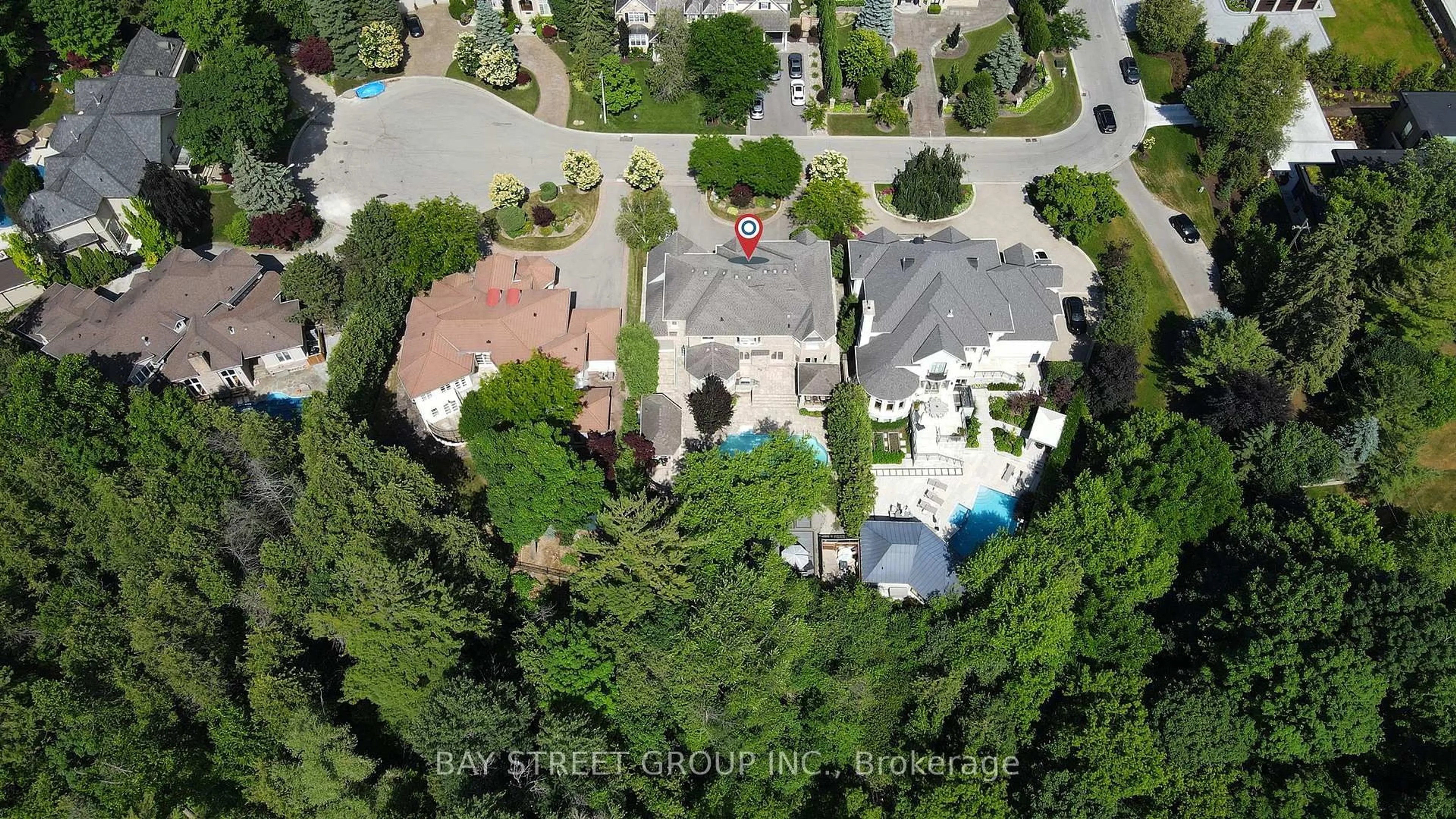 A pic from outside/outdoor area/front of a property/back of a property/a pic from drone, street for 29 Pebblelane Crt, Richmond Hill Ontario L4C 6X2