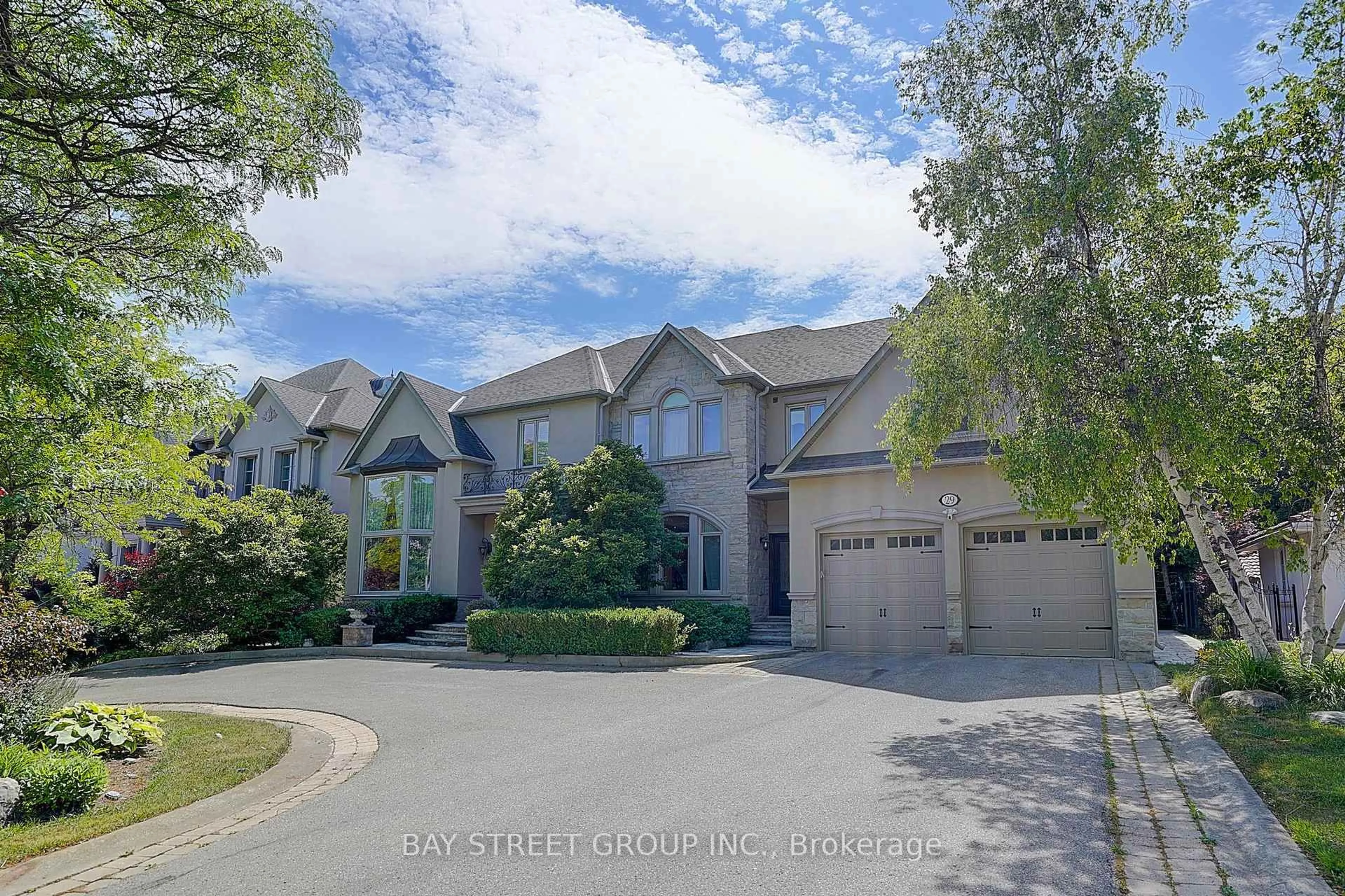 A pic from outside/outdoor area/front of a property/back of a property/a pic from drone, unknown for 29 Pebblelane Crt, Richmond Hill Ontario L4C 6X2