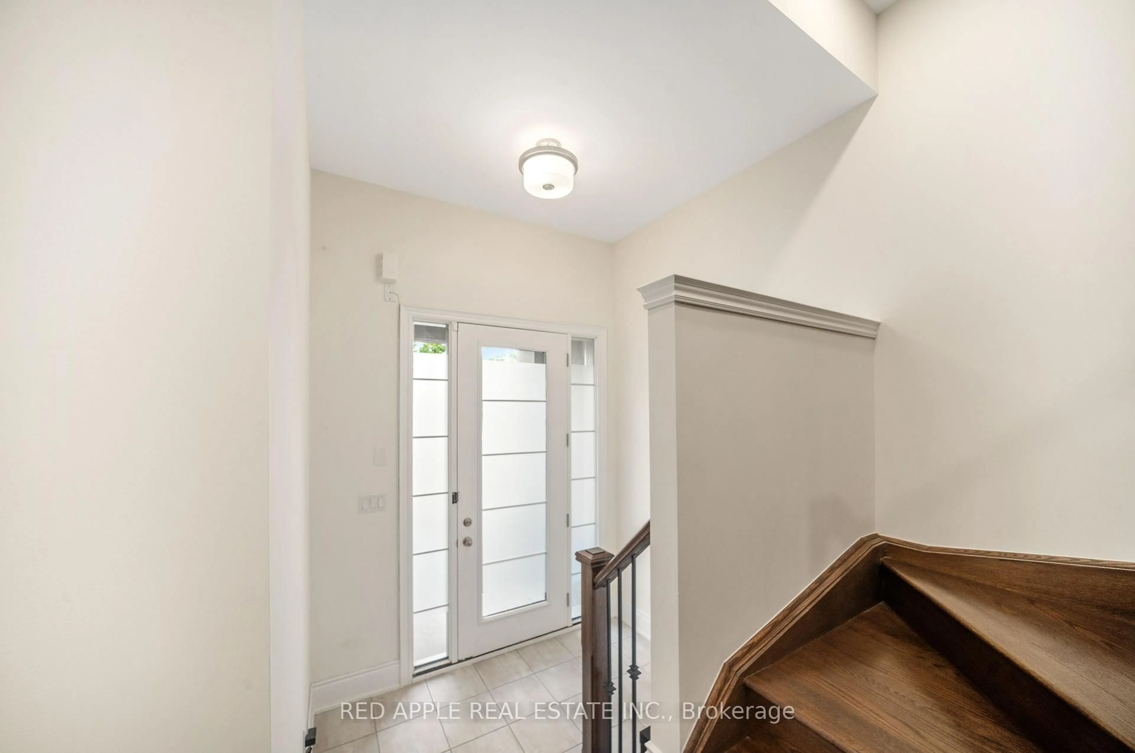Indoor entryway for 9392 Bayview Ave, Richmond Hill Ontario L4C 4Z2
