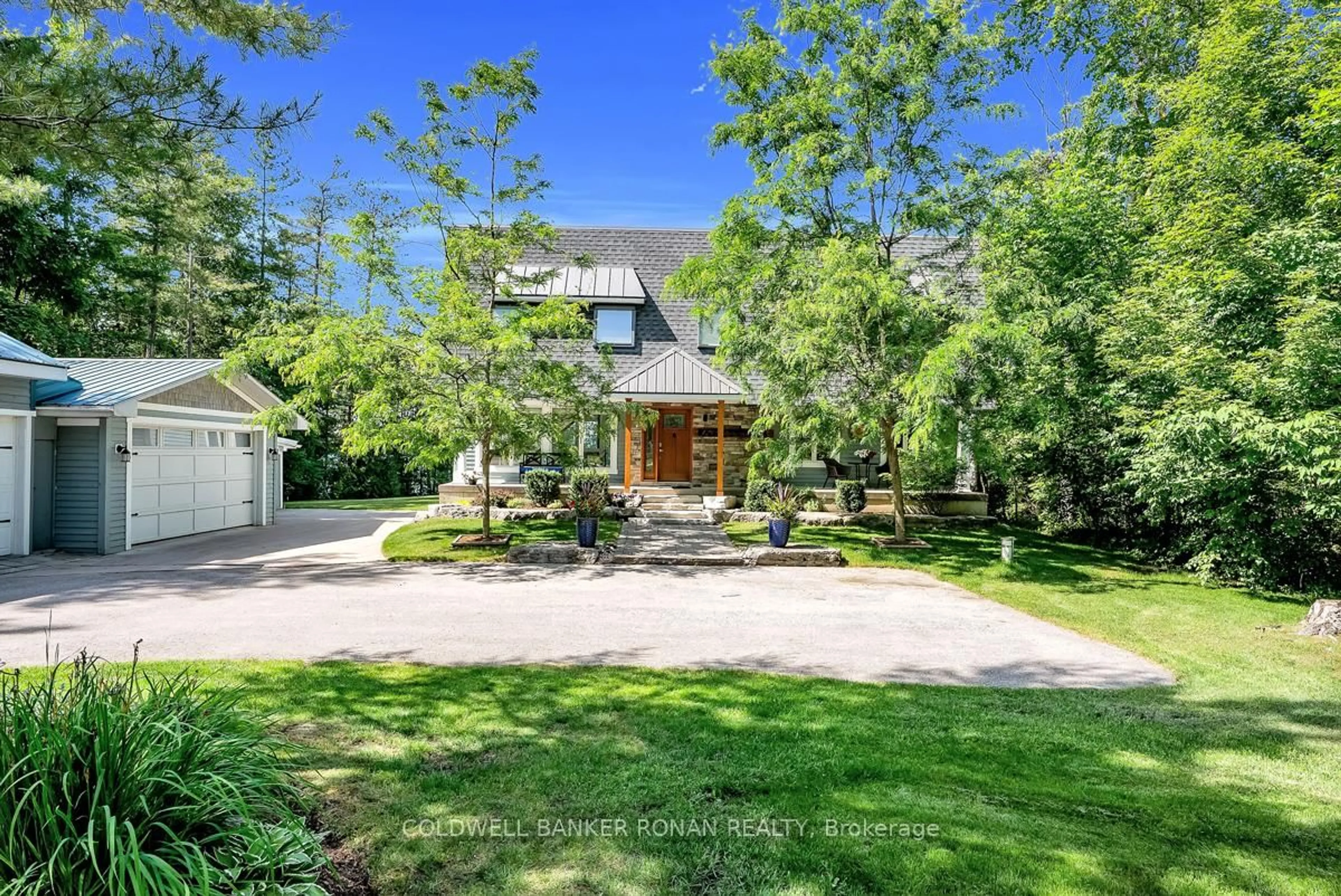 A pic from outside/outdoor area/front of a property/back of a property/a pic from drone, street for 1292 Shoreview Dr, Innisfil Ontario L9S 2L4