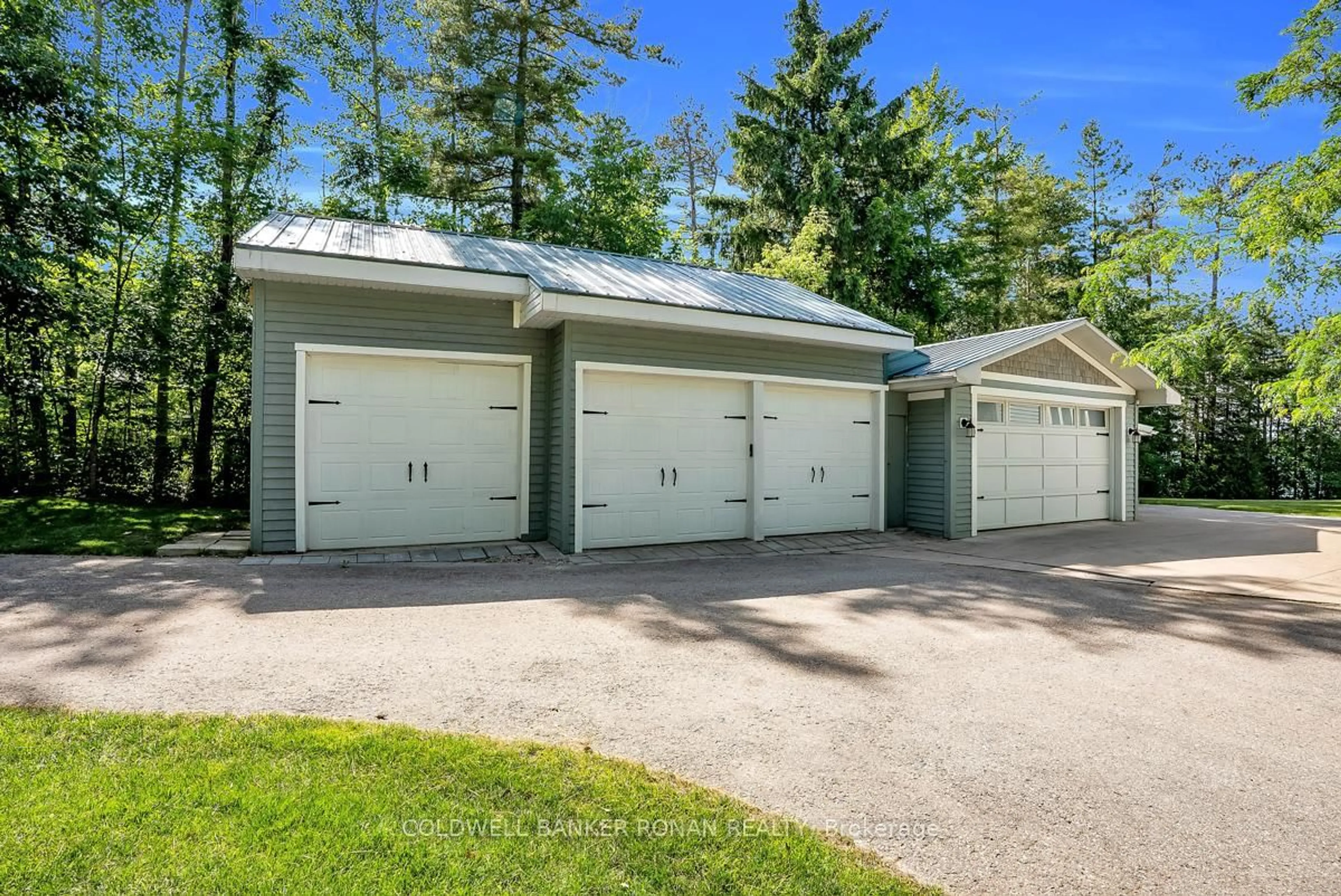 Indoor garage for 1292 Shoreview Dr, Innisfil Ontario L9S 2L4