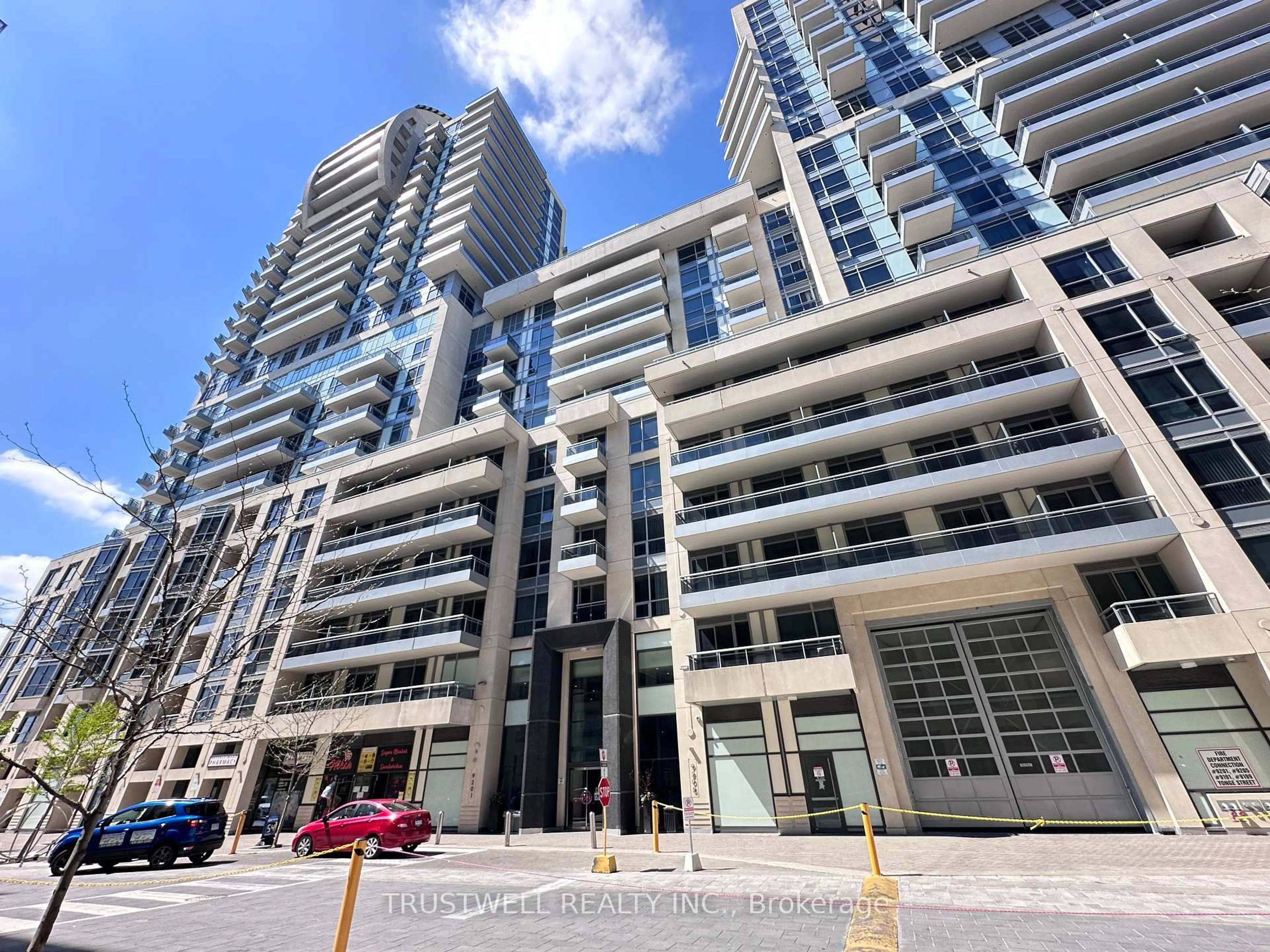 Indoor foyer for 9205 Yonge St #910, Richmond Hill Ontario L4C 1V5