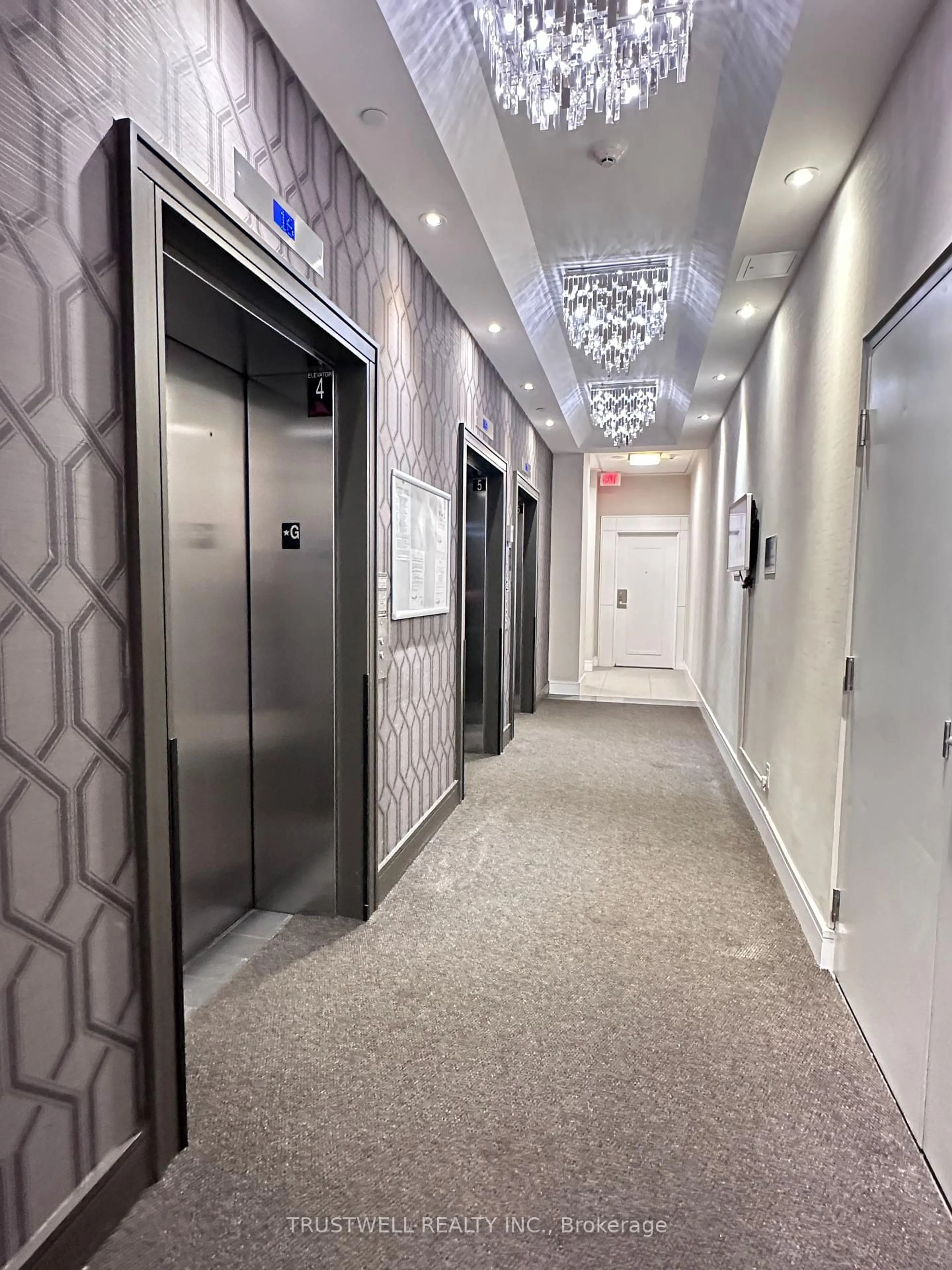 Indoor foyer for 9205 Yonge St #910, Richmond Hill Ontario L4C 1V5