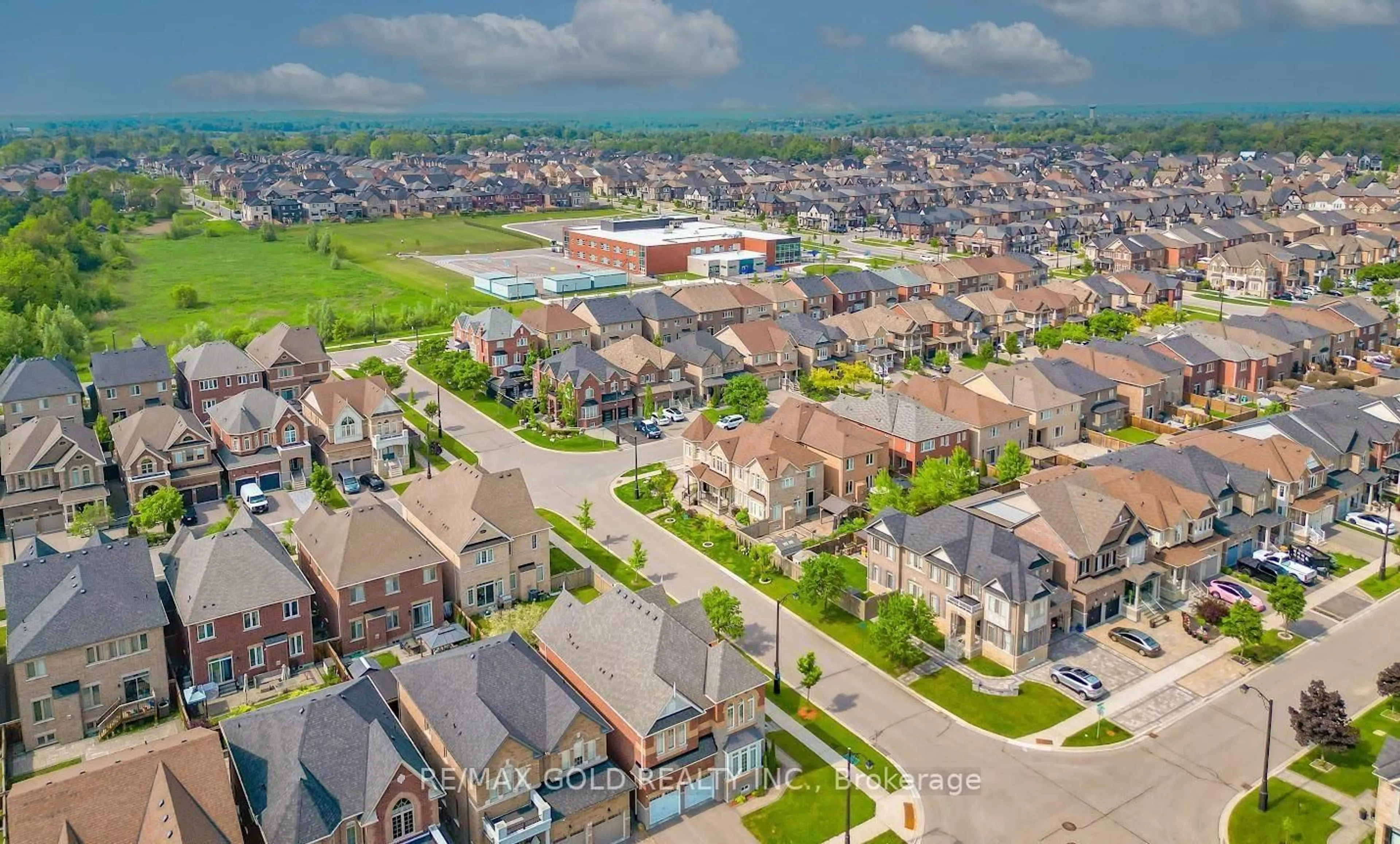 A pic from outside/outdoor area/front of a property/back of a property/a pic from drone, street for 238 Kincardine St, Vaughan Ontario L4H 4H9