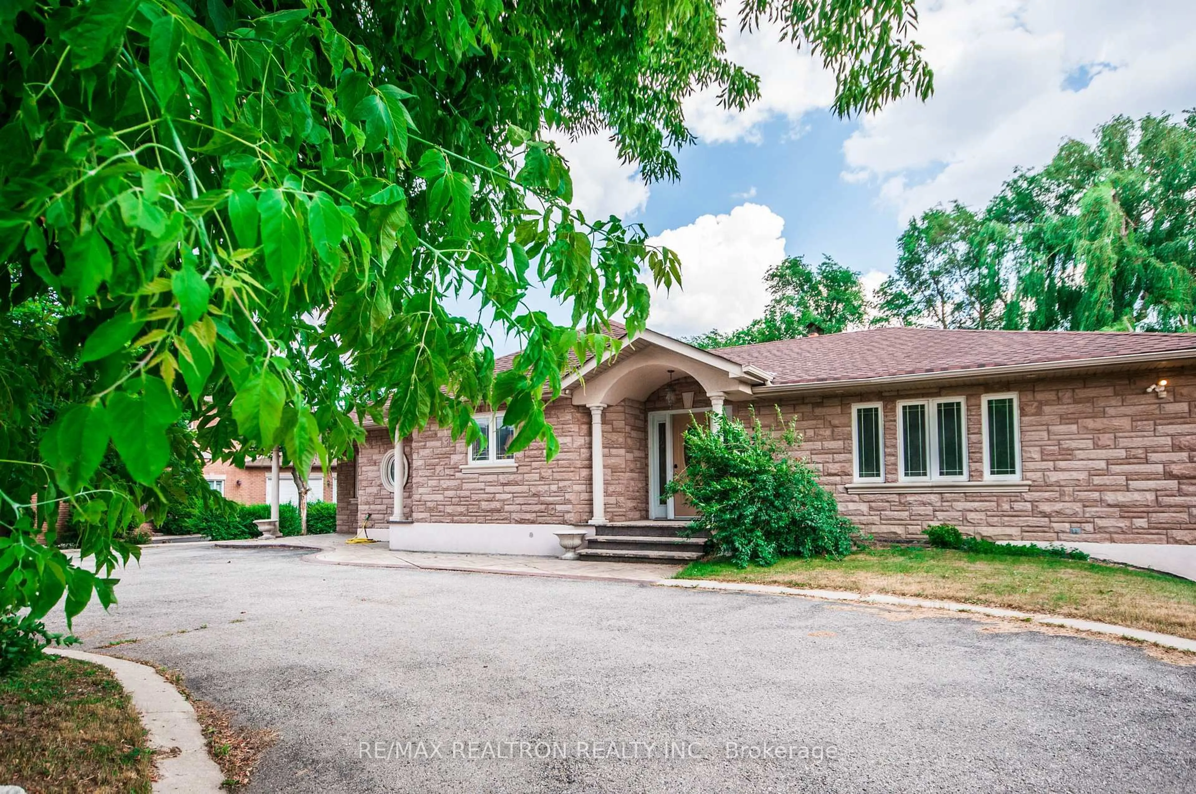 Home with brick exterior material, street for 85 Lee Ave, Markham Ontario L3R 8G2
