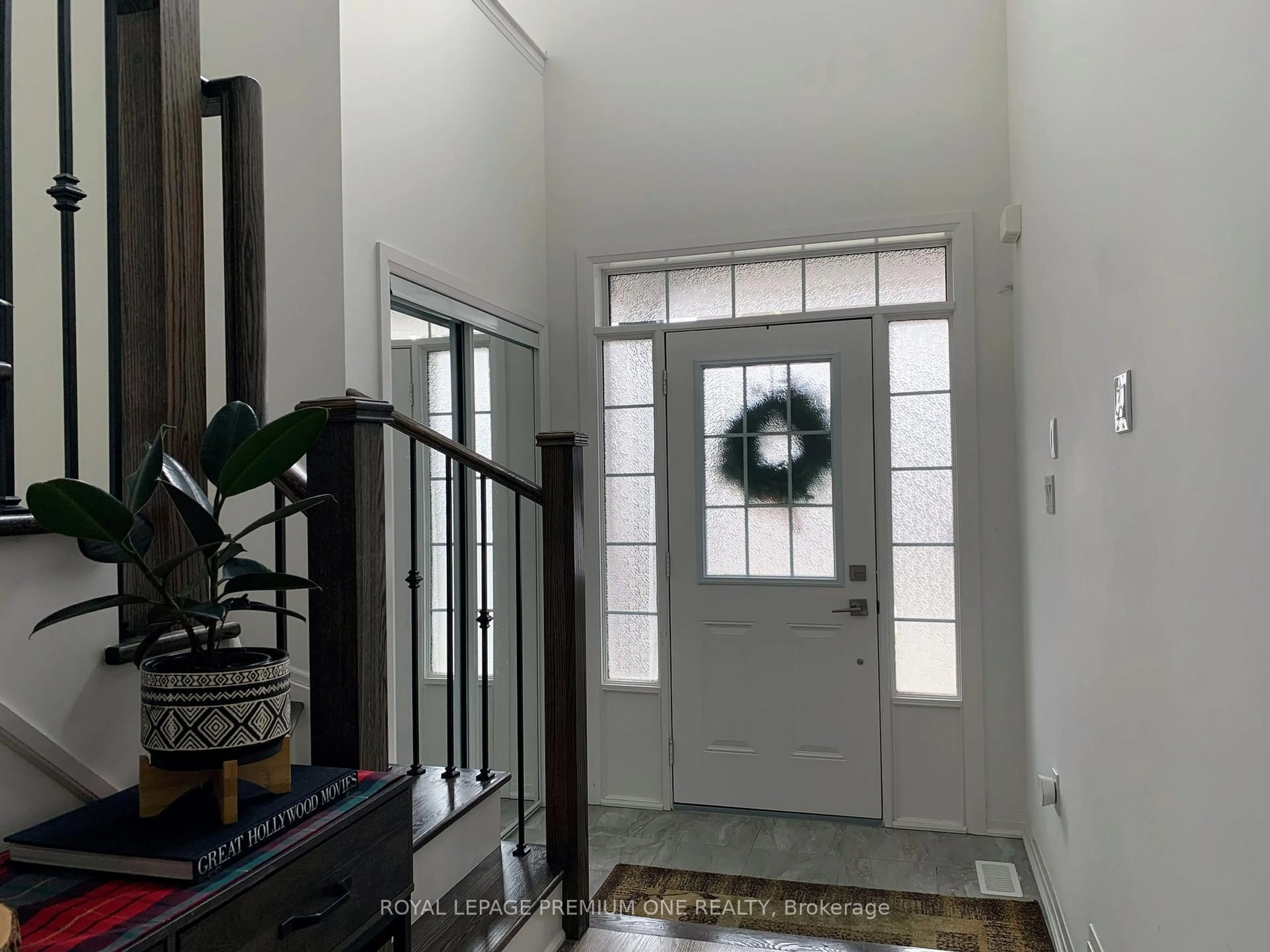 Indoor entryway for 50 Casserley Cres, New Tecumseth Ontario L0G 1W0