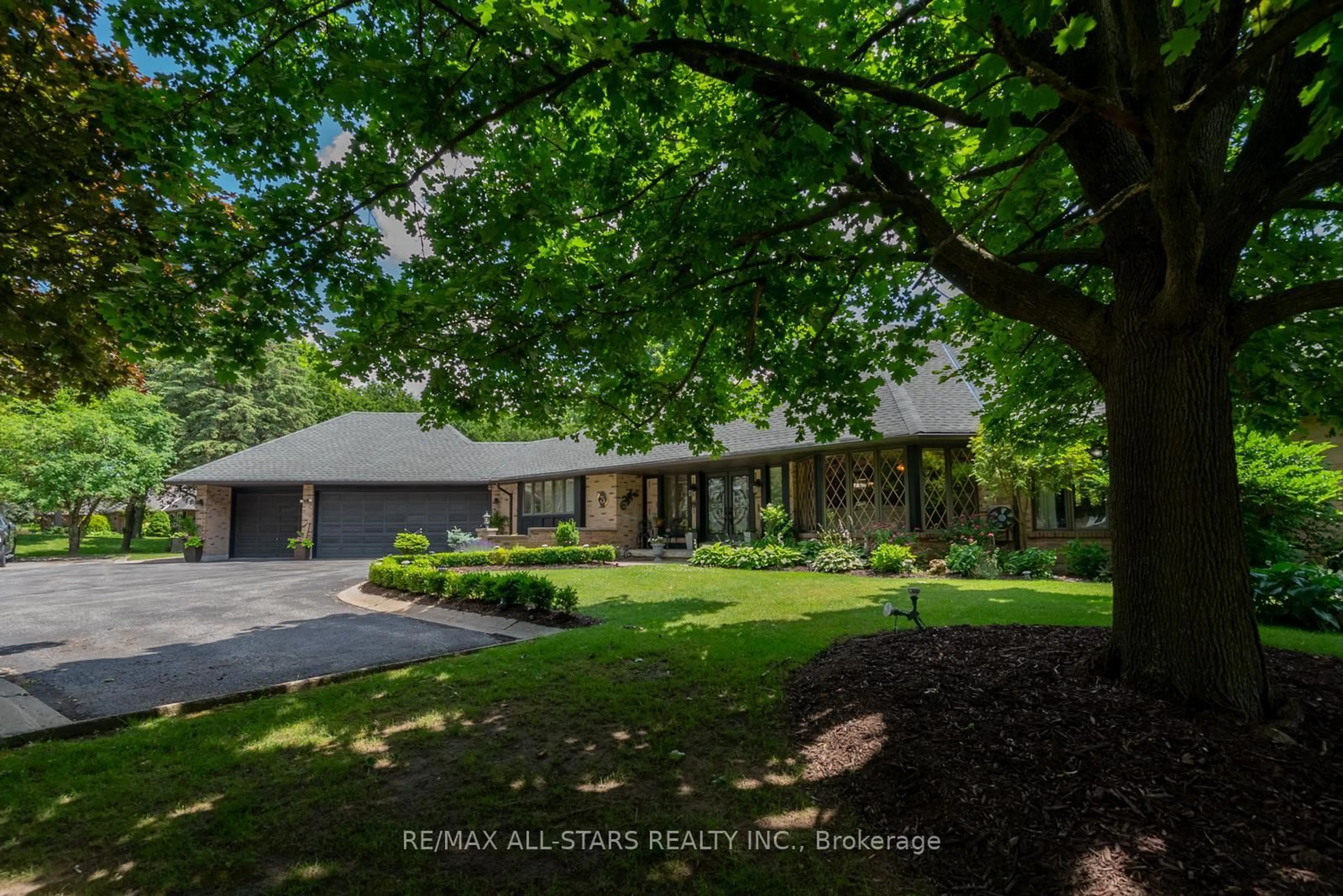 A pic from outside/outdoor area/front of a property/back of a property/a pic from drone, street for 3 Marilyn Ave, Whitchurch-Stouffville Ontario L4A 2C8