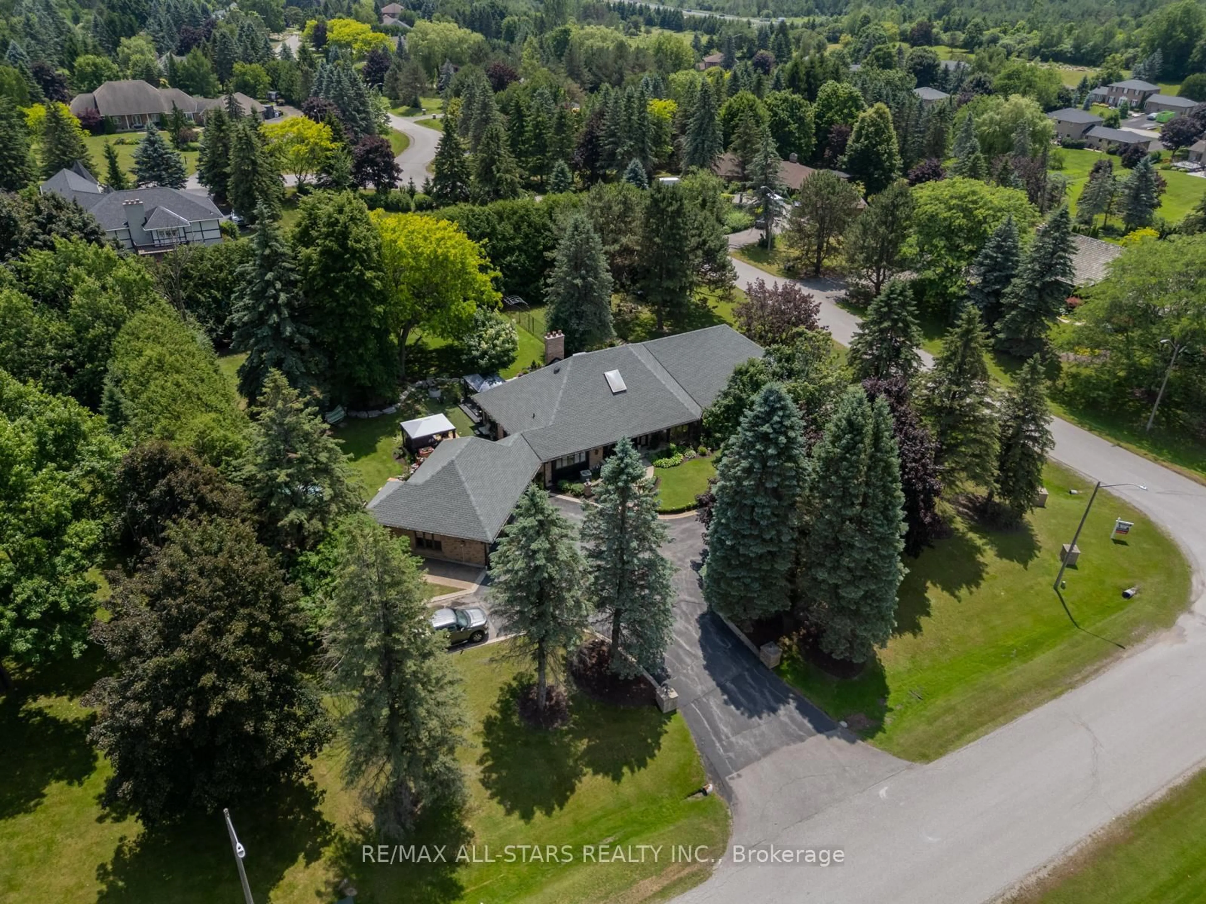 A pic from outside/outdoor area/front of a property/back of a property/a pic from drone, forest/trees view for 3 Marilyn Ave, Whitchurch-Stouffville Ontario L4A 2C8