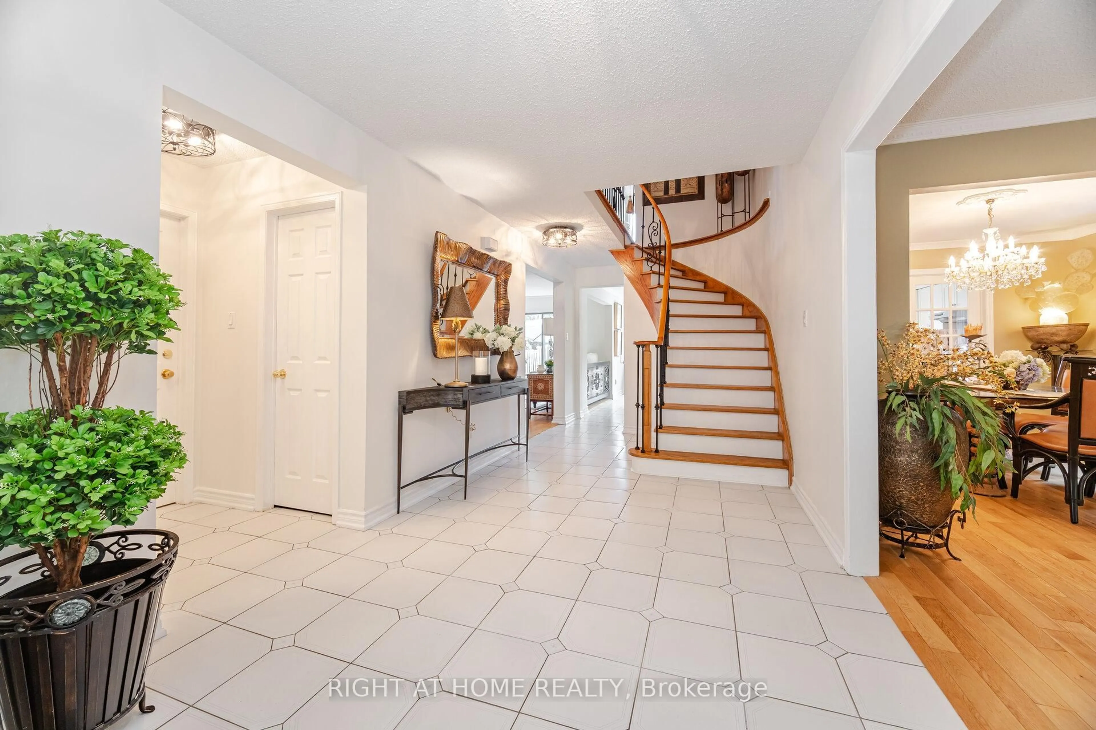 Indoor foyer for 25 Feltham Rd, Markham Ontario L3P 6T3