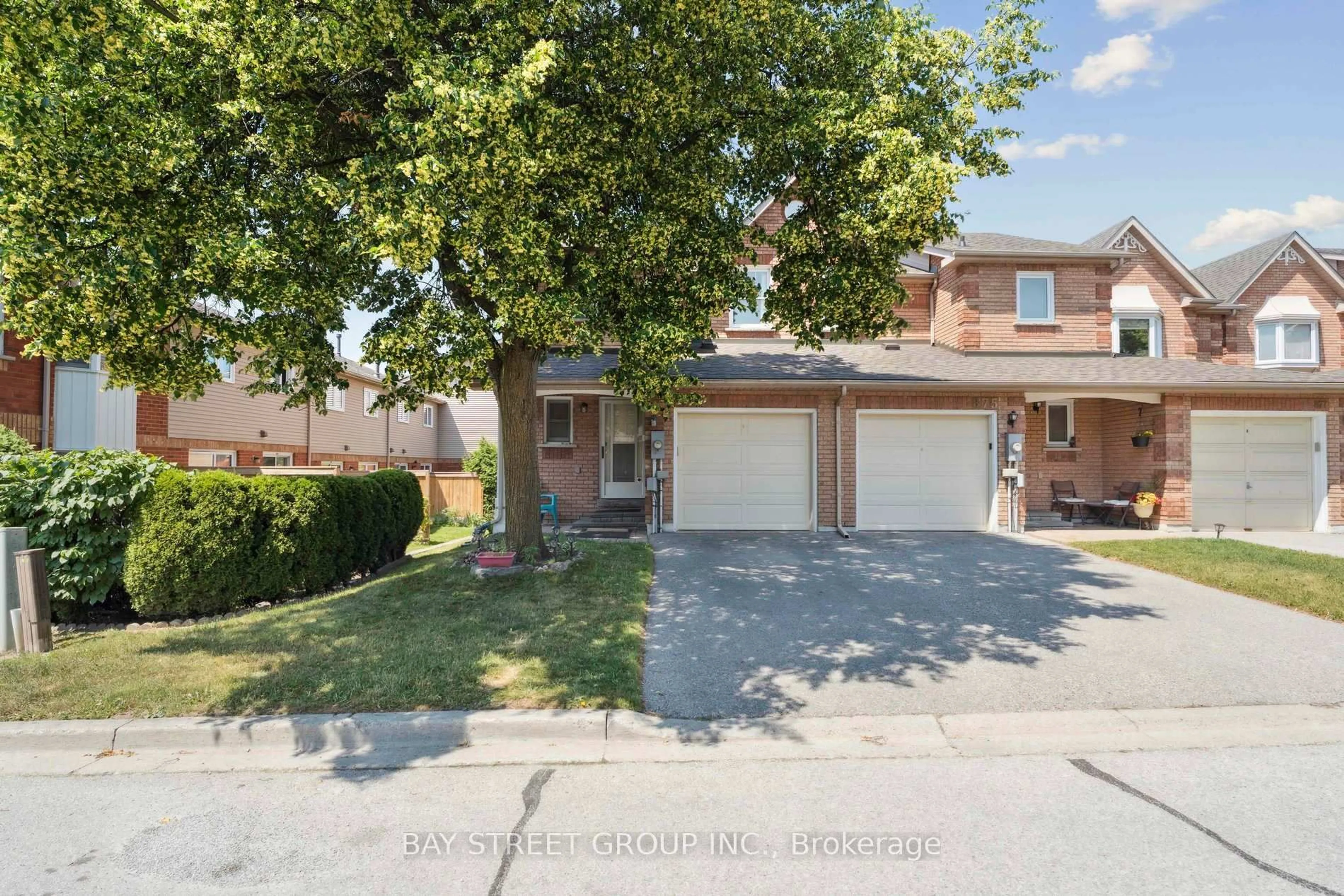 A pic from outside/outdoor area/front of a property/back of a property/a pic from drone, street for 873 Playter Cres, Newmarket Ontario L3X 1W8