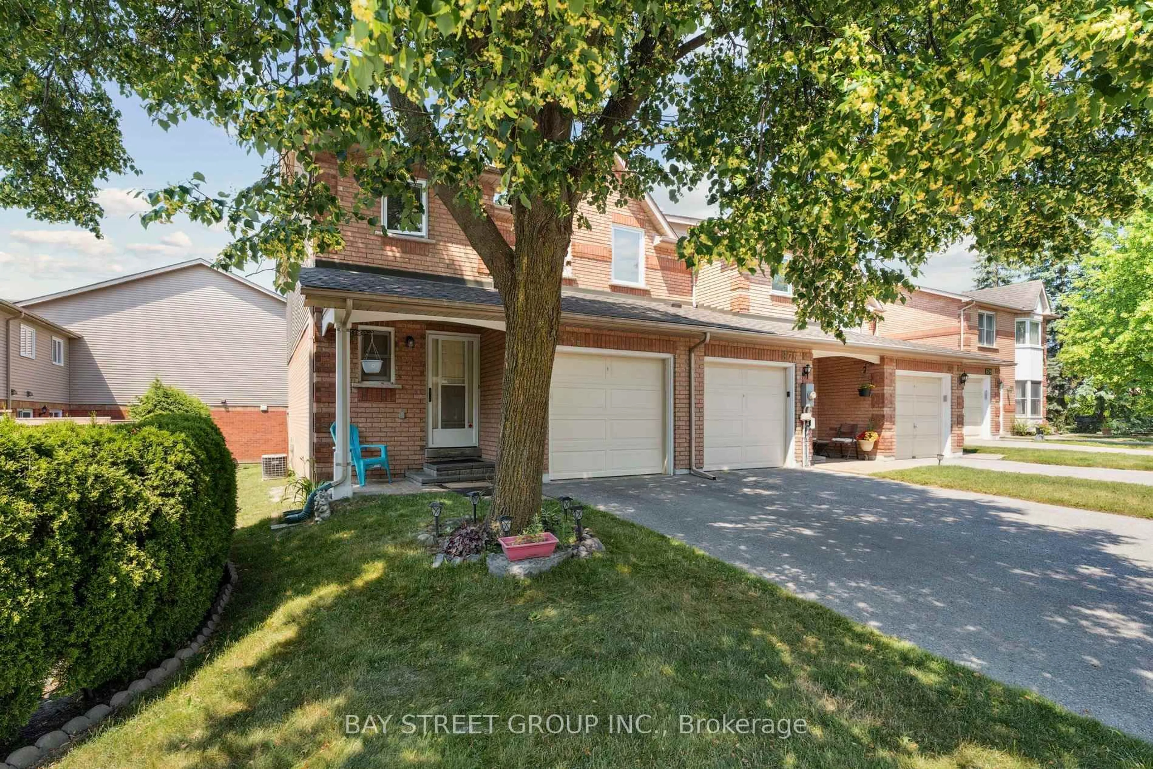 A pic from outside/outdoor area/front of a property/back of a property/a pic from drone, street for 873 Playter Cres, Newmarket Ontario L3X 1W8