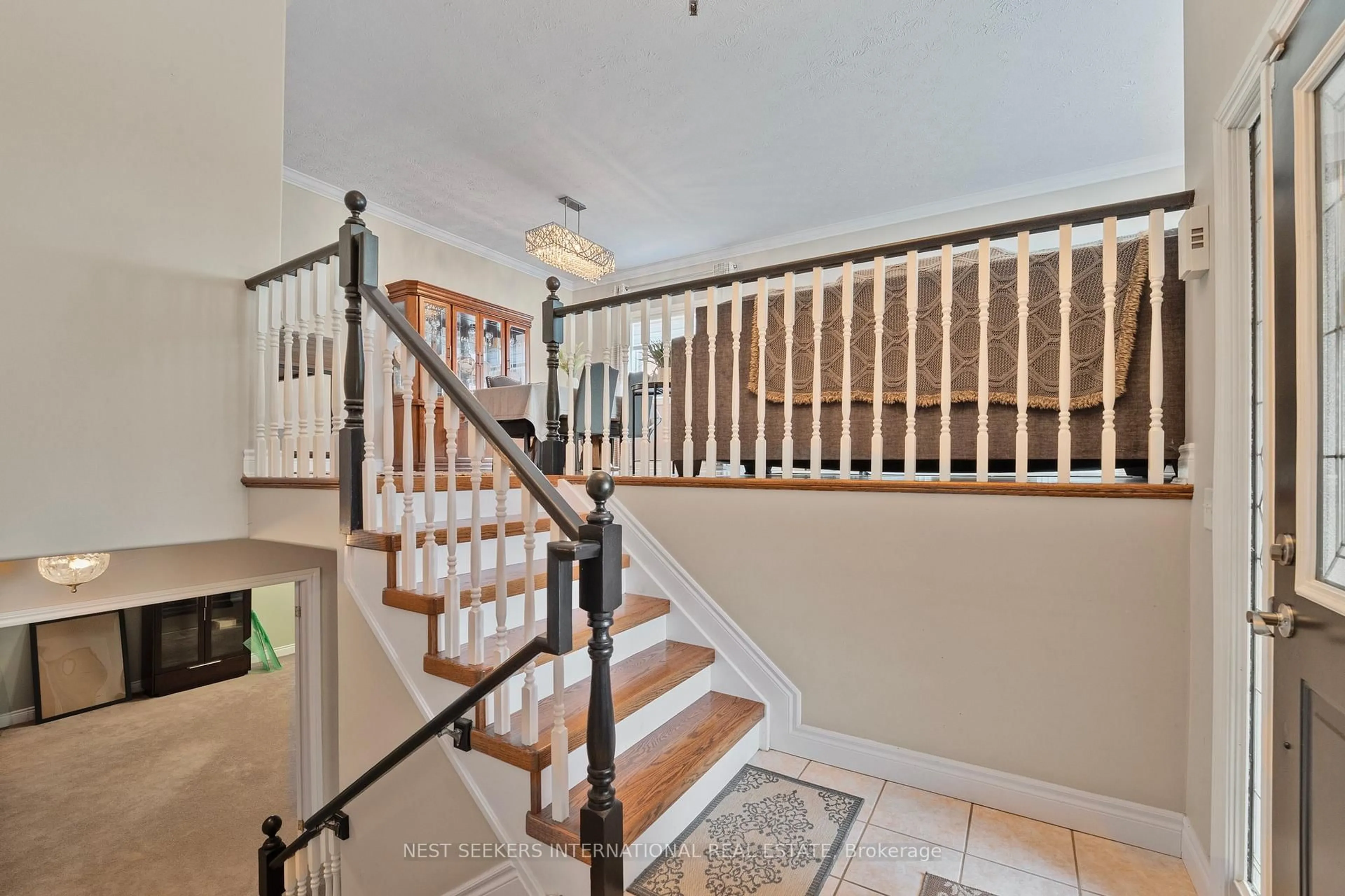 Indoor foyer for 1438 Maple Rd, Innisfil Ontario L0L 1C0