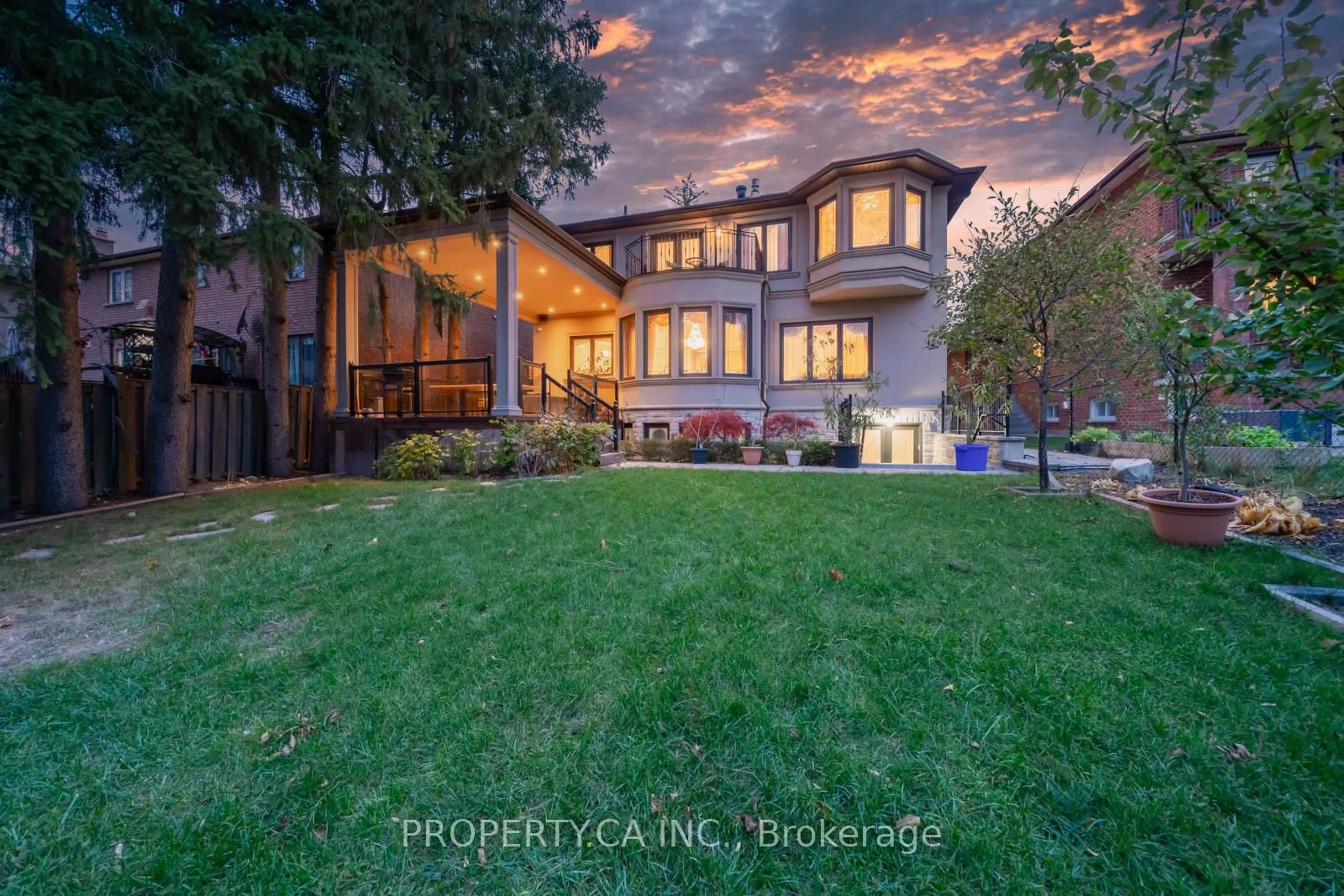 A pic from outside/outdoor area/front of a property/back of a property/a pic from drone, street for 109 Oxford St, Richmond Hill Ontario L4C 4L6