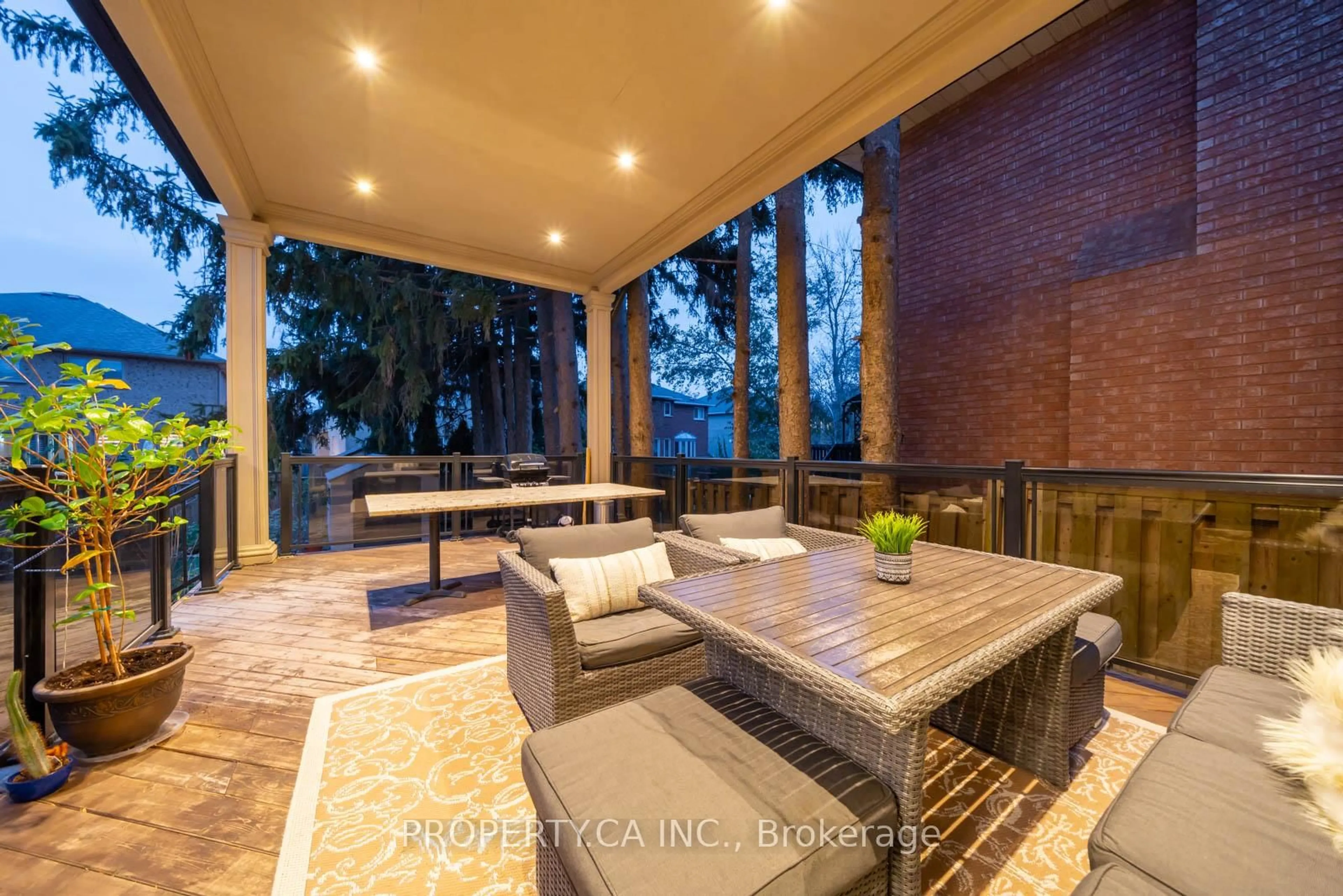 Patio, street for 109 Oxford St, Richmond Hill Ontario L4C 4L6