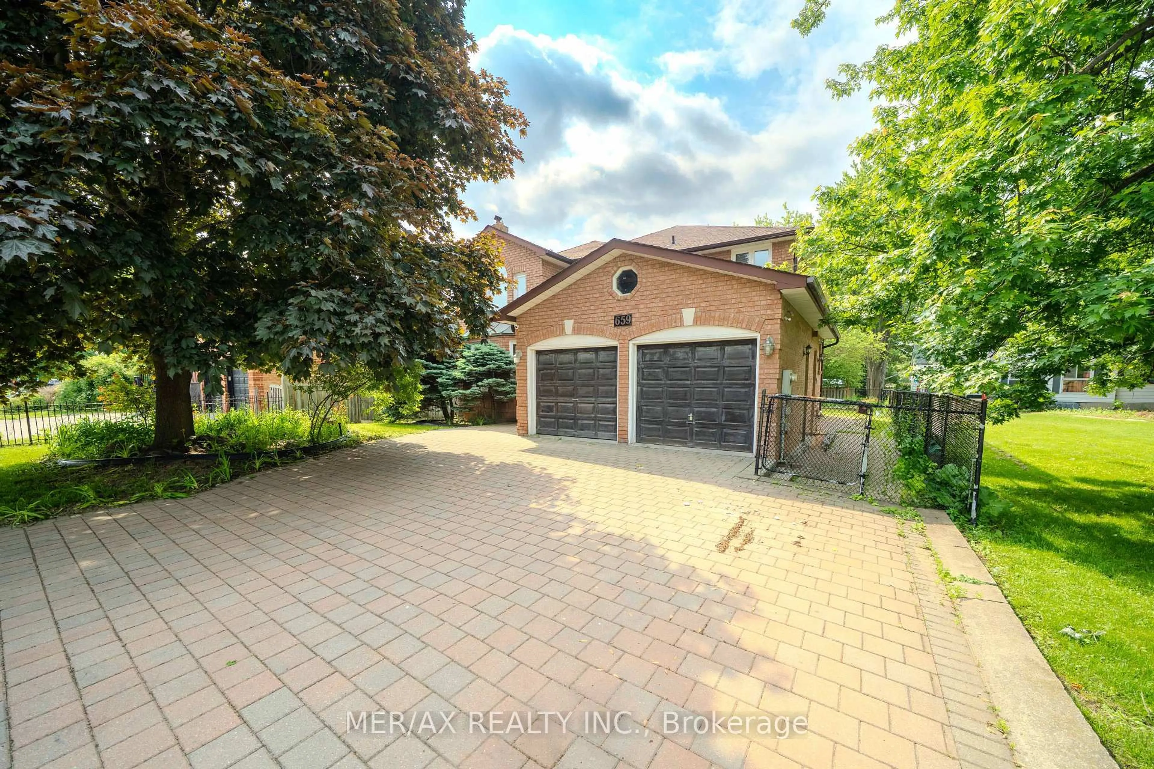 A pic from outside/outdoor area/front of a property/back of a property/a pic from drone, street for 659 Sixteenth Ave, Richmond Hill Ontario L4C 7A8