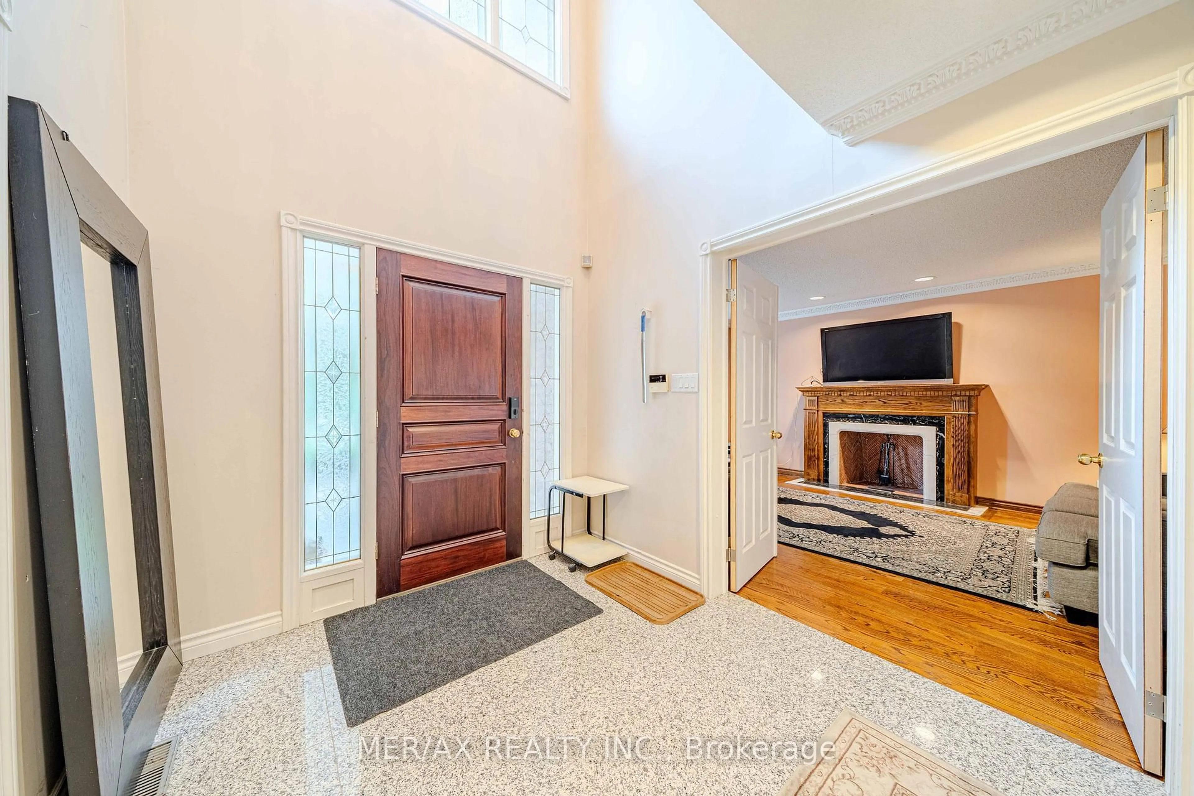Indoor entryway for 659 Sixteenth Ave, Richmond Hill Ontario L4C 7A8