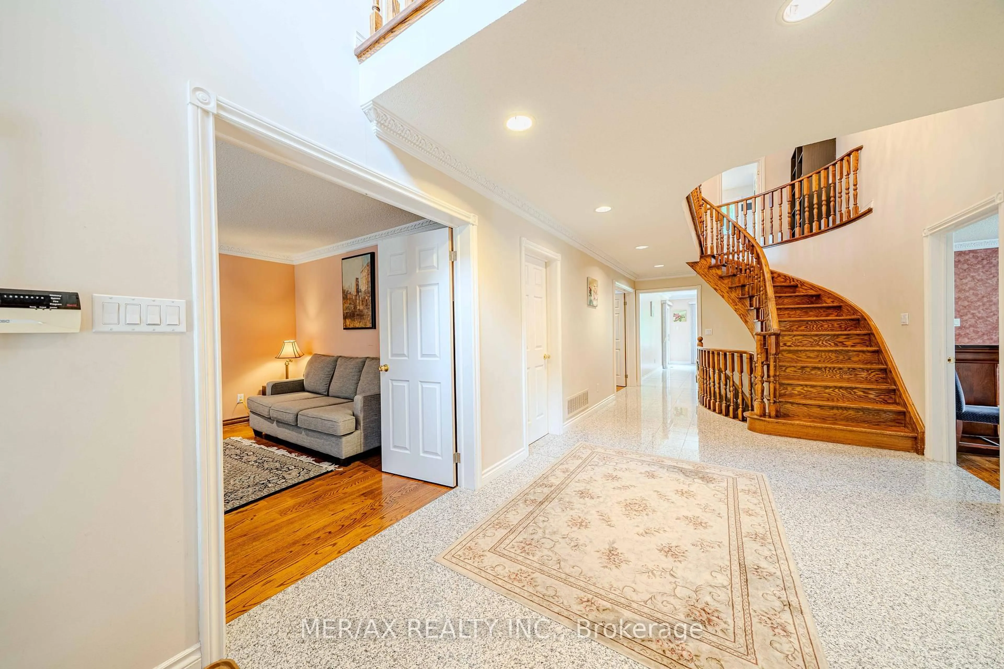 Indoor entryway for 659 Sixteenth Ave, Richmond Hill Ontario L4C 7A8