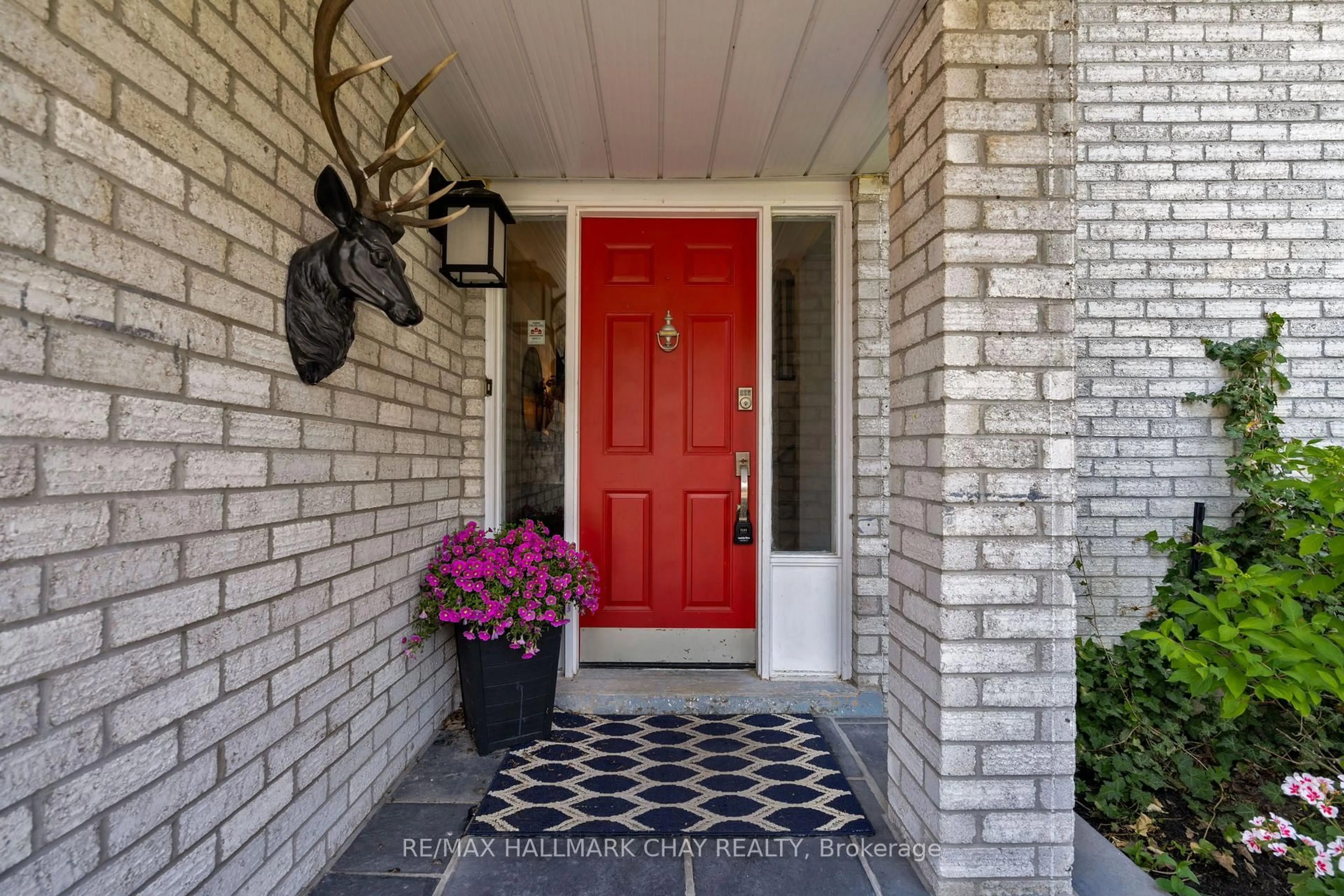 Indoor entryway for 2 Willis Dr, New Tecumseth Ontario L9R 1M4
